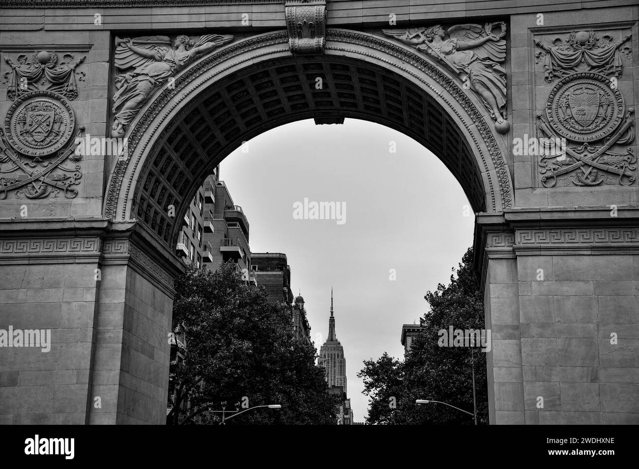 Washington Square Arch avec l'Empire State Building en arrière-plan - Manhattan, New York Banque D'Images