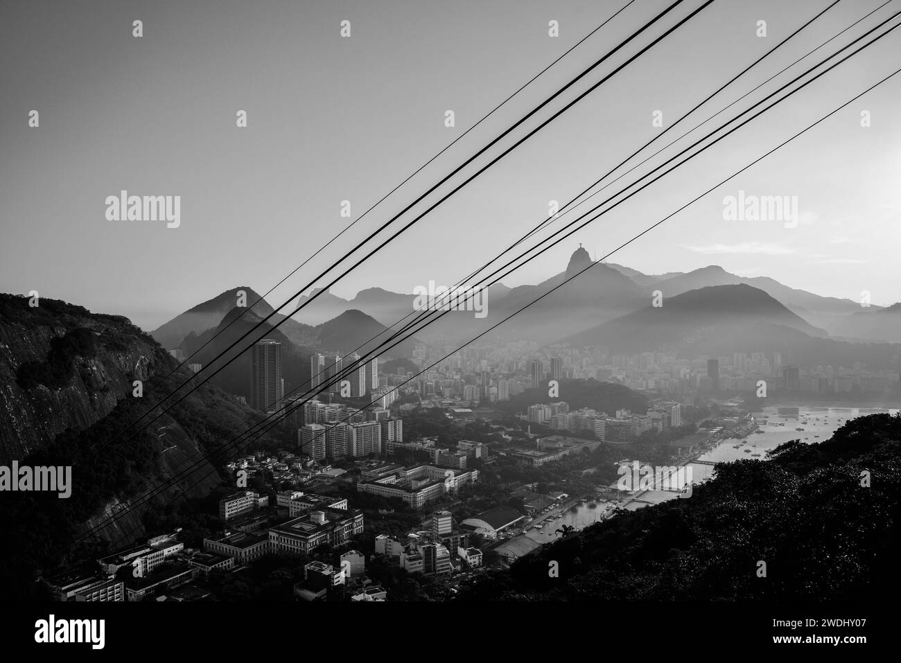 Les câbles du téléphérique du pain de sucre et de Rio de Janeiro Skyline en monochrome Banque D'Images