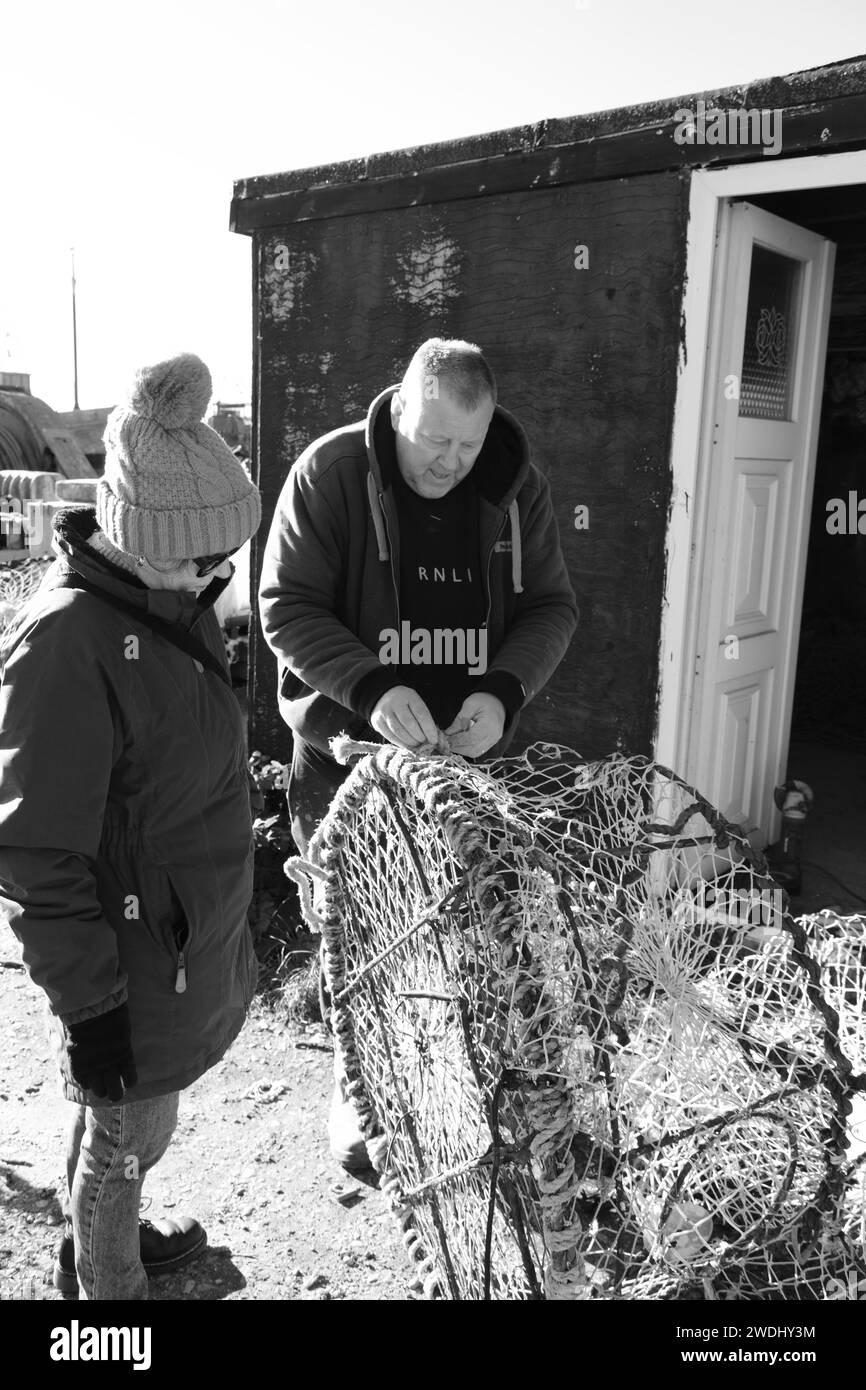 Un pêcheur de Hastings répare des pots de seiches sur le stade Old Town à Rock-a-Nore, East Sussex, Royaume-Uni Banque D'Images