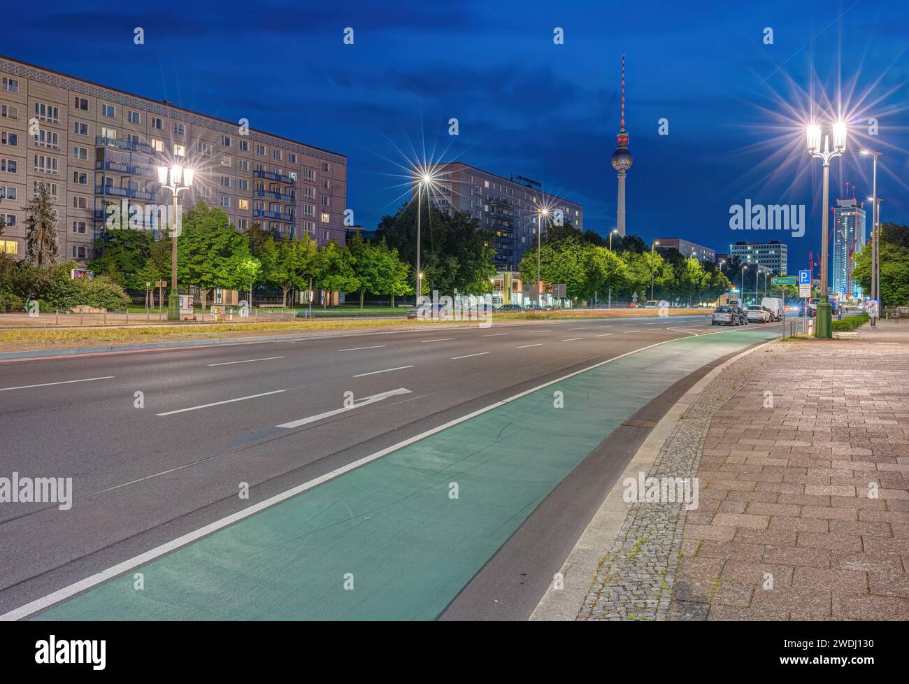 La célèbre tour de télévision de Berlin avec une grande route entrante la nuit Banque D'Images