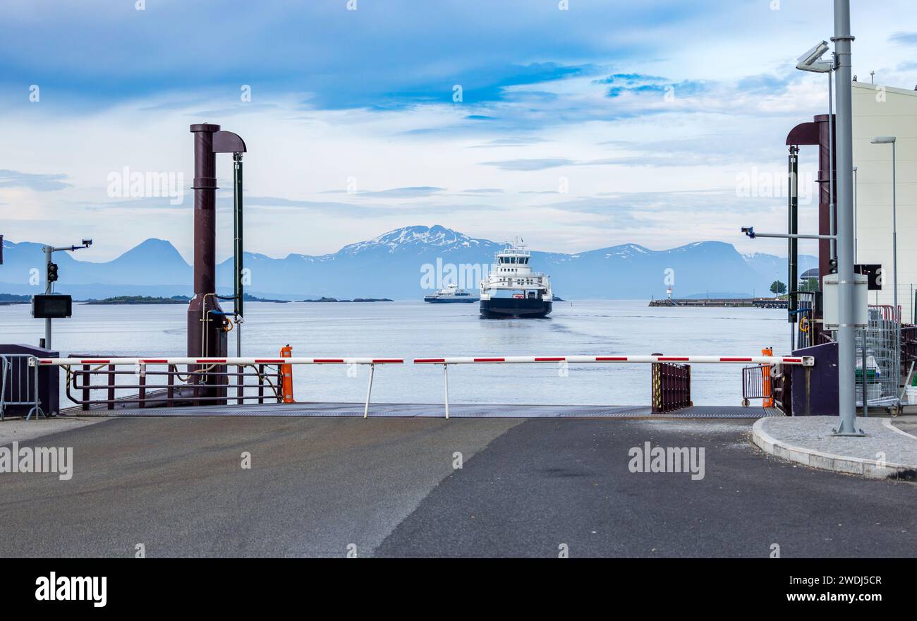 Car ferry traversant Fjord en Norvège. Banque D'Images