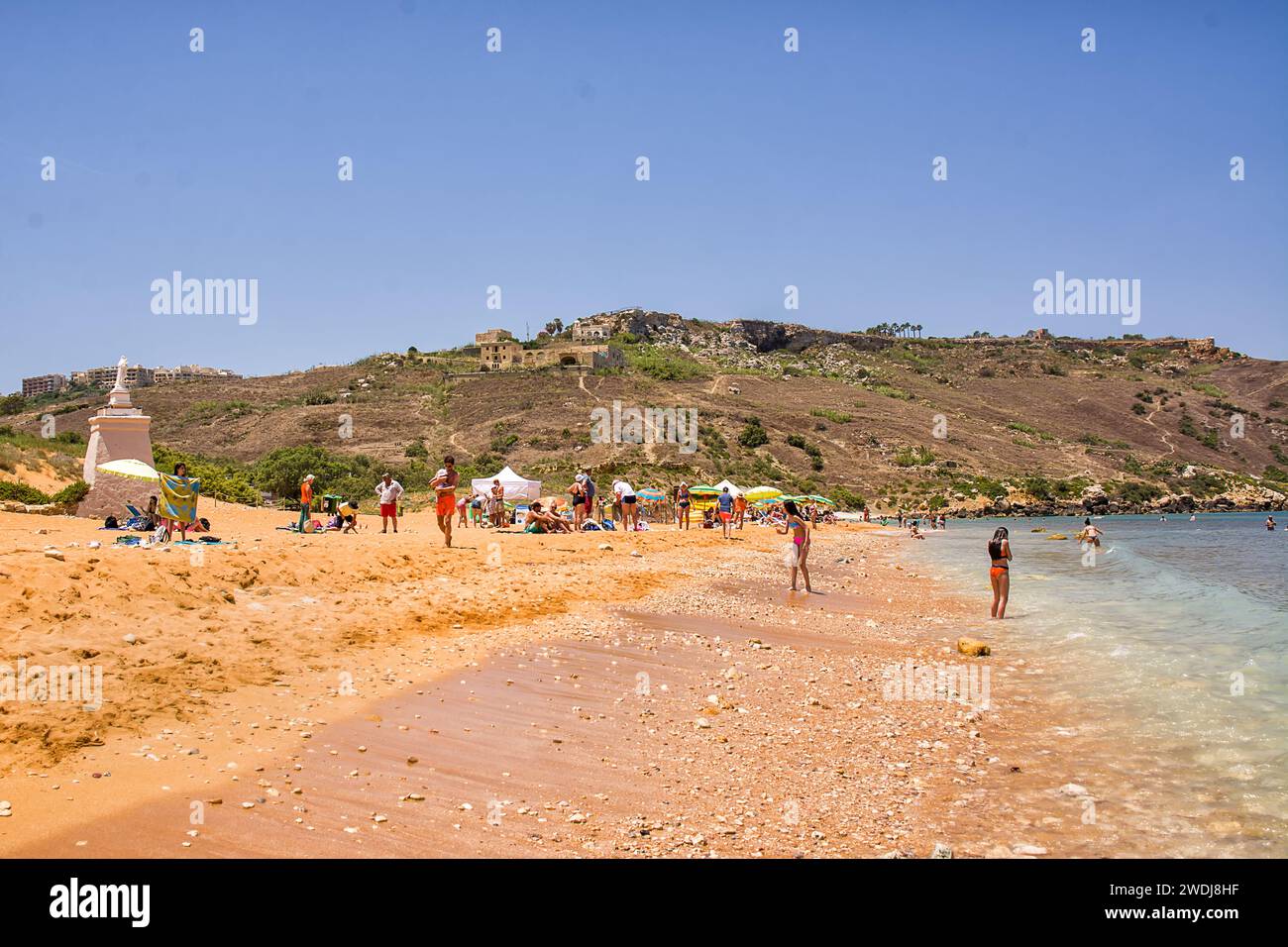 Gozo, Malte - 19 juin 2023 : plage de Ramla à Gozo (Malte) avec touristes et baigneurs Banque D'Images