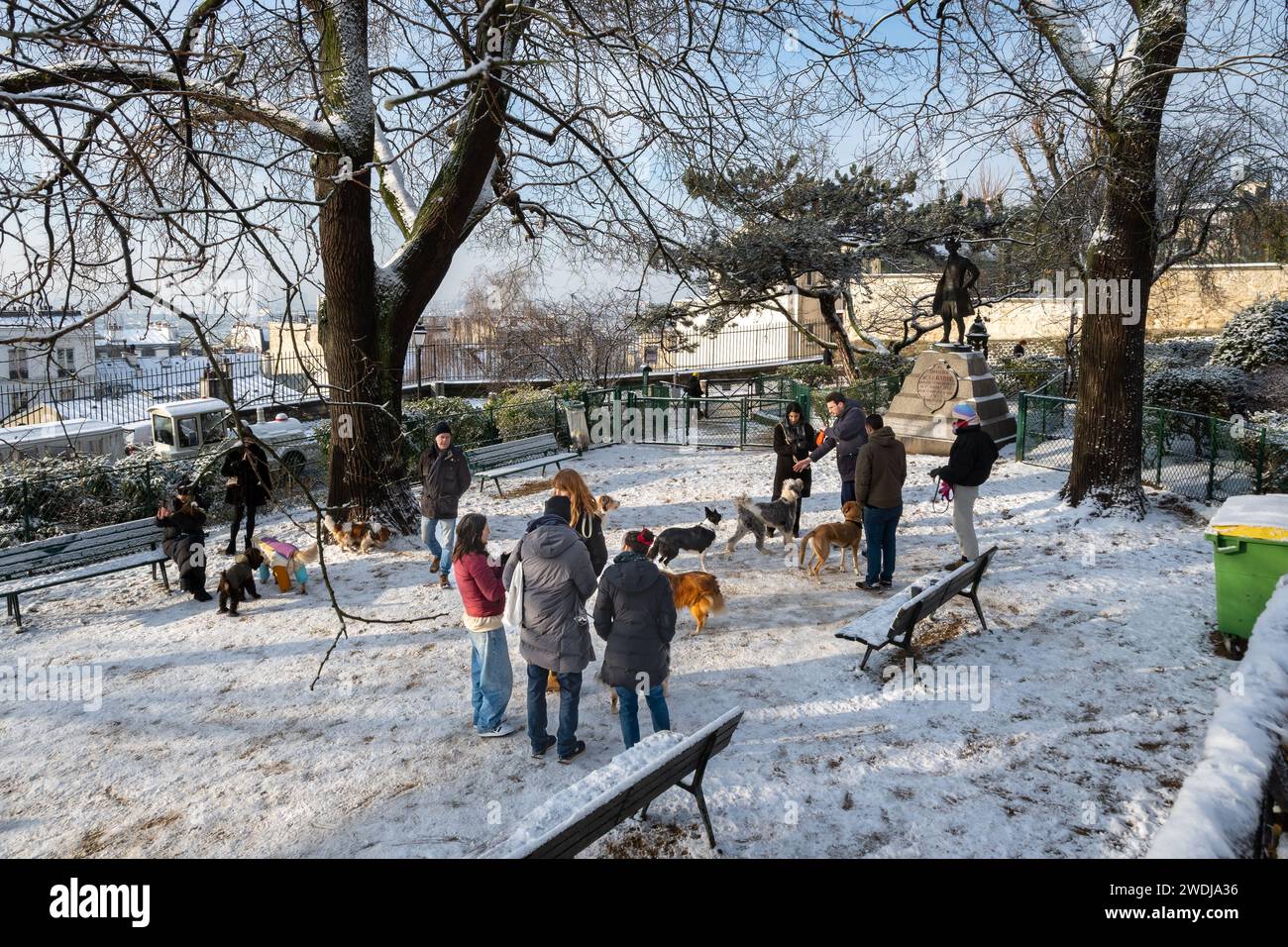 Paris, France, Parisiens avec leurs chiens dans un parc public pour chiens, éditorial seulement. Banque D'Images