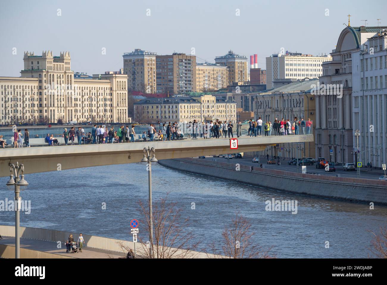 MOSCOU, RUSSIE - 14 AVRIL 2021 : Pont volant (parc Zaryadye) au-dessus de la rivière Moscou par une chaude journée d'avril Banque D'Images