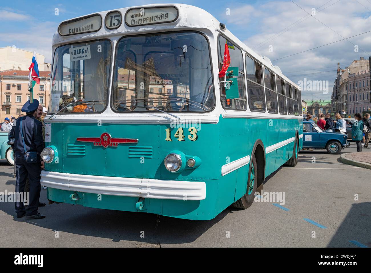 SAINT-PÉTERSBOURG, RUSSIE - 26 MAI 2023 : le trolleybus soviétique le plus populaire Ziu-5G sur le festival international de transport SPbTransportFest-2023 Banque D'Images