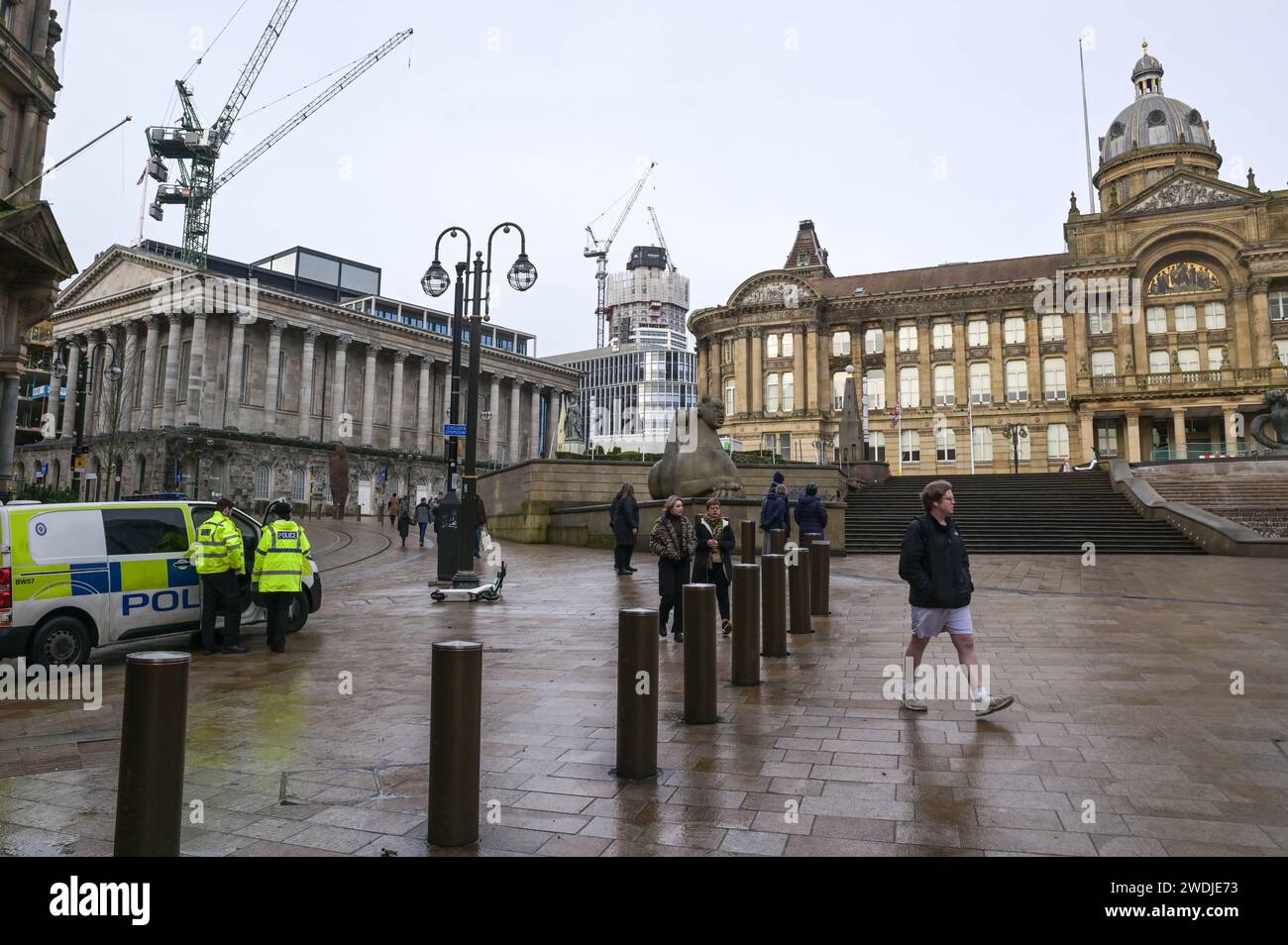 Victoria Square, Birmingham, 21 janvier 2024 - la police des West Midlands à Victoria Square, dans le centre de Birmingham, après que Muhammad Hassam Ali, 17 ans, a été poignardé à mort samedi après-midi. - DÉCLARATION DE LA POLICE DES WEST MIDLANDS : nous avons commencé une enquête pour meurtre après qu'un adolescent poignardé dans le centre-ville de Birmingham soit mort tragiquement. Nous avons été appelés à Victoria Square après qu’un garçon de 17 ans ait été retrouvé grièvement blessé hier, juste avant 15h30 (20 janvier). Il a été transporté d'urgence à l'hôpital mais est malheureusement décédé plus tard. Crédit : Arrêter Press Media/Alamy Live News Banque D'Images