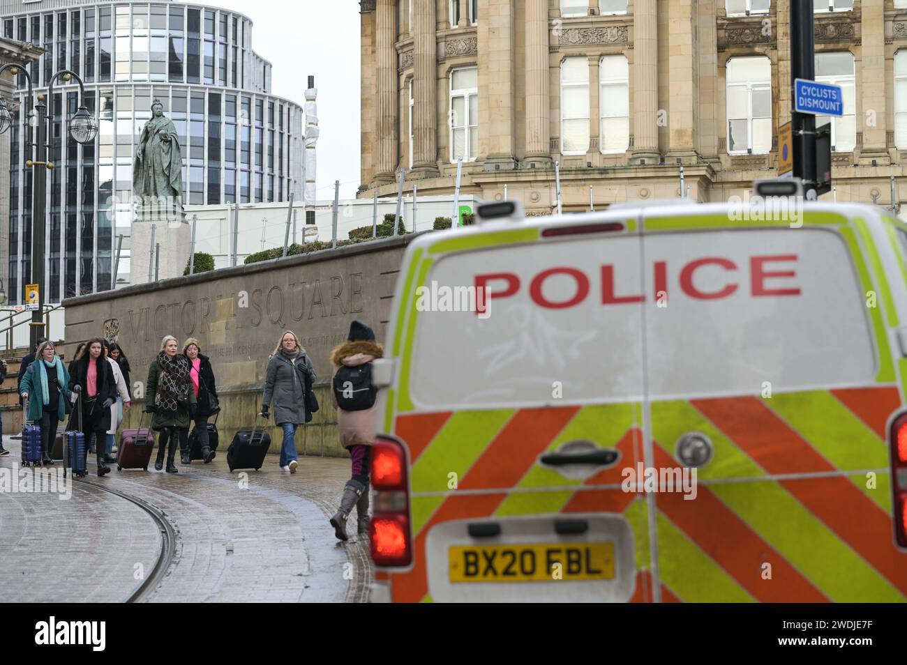 Victoria Square, Birmingham, 21 janvier 2024 - la police des West Midlands à Victoria Square, dans le centre de Birmingham, après que Muhammad Hassam Ali, 17 ans, a été poignardé à mort samedi après-midi. - DÉCLARATION DE LA POLICE DES WEST MIDLANDS : nous avons commencé une enquête pour meurtre après qu'un adolescent poignardé dans le centre-ville de Birmingham soit mort tragiquement. Nous avons été appelés à Victoria Square après qu’un garçon de 17 ans ait été retrouvé grièvement blessé hier, juste avant 15h30 (20 janvier). Il a été transporté d'urgence à l'hôpital mais est malheureusement décédé plus tard. Crédit : Arrêter Press Media/Alamy Live News Banque D'Images