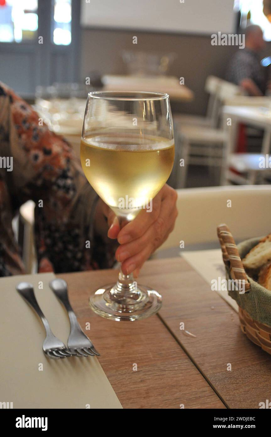 Rome / Italie _ 19.juillet 2019/verre de vin blanc Carrettiere castelli romani blanco 2018 photo..Francis Dean / Deanpictures. Banque D'Images