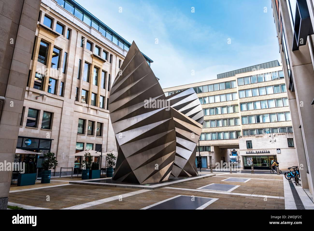Sculpture en acier appelée 'vents' ou 'Angel's Wings', par Thomas Heatherwick, installée en 2002, à Paternoster Square, Londres, Royaume-Uni Banque D'Images