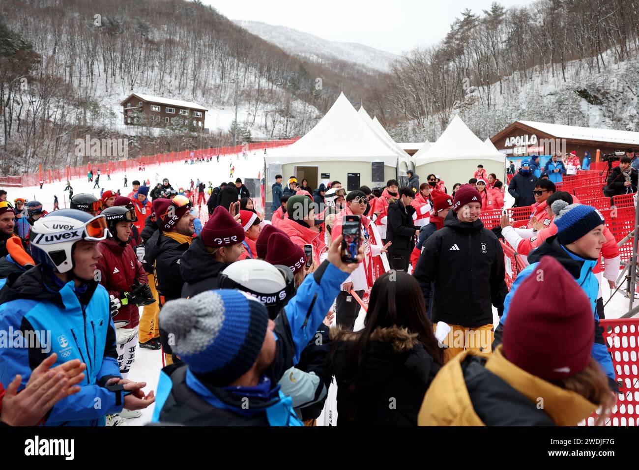 Jeongseon, Corée du Sud. 21 janvier 2024. Les spectateurs se réjouissent alors que les médaillés marchent sur le podium avant la cérémonie de remise du Super-G masculin du ski alpin aux Jeux Olympiques de la Jeunesse d'hiver de Gangwon 2024 à Jeongseon, Corée du Sud, le 21 janvier 2024. Crédit : Li Ming/Xinhua/Alamy Live News Banque D'Images