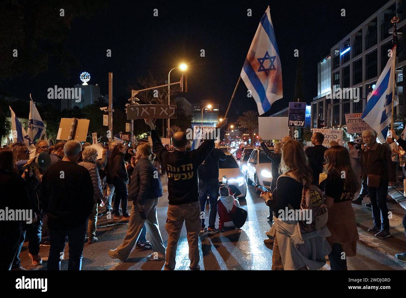 Des manifestants bloquent une autoroute majeure lors d’une manifestation contre le Premier ministre israélien Benjamin Natanyahu et son gouvernement, exigeant la libération des Israéliens enlevés par le groupe palestinien Hamas et appelant Netanyahu à démissionner et à assumer la responsabilité de l’échec sécuritaire de l’attaque du 7 octobre, le 20 janvier, 2024 à tel Aviv, Israël. Banque D'Images