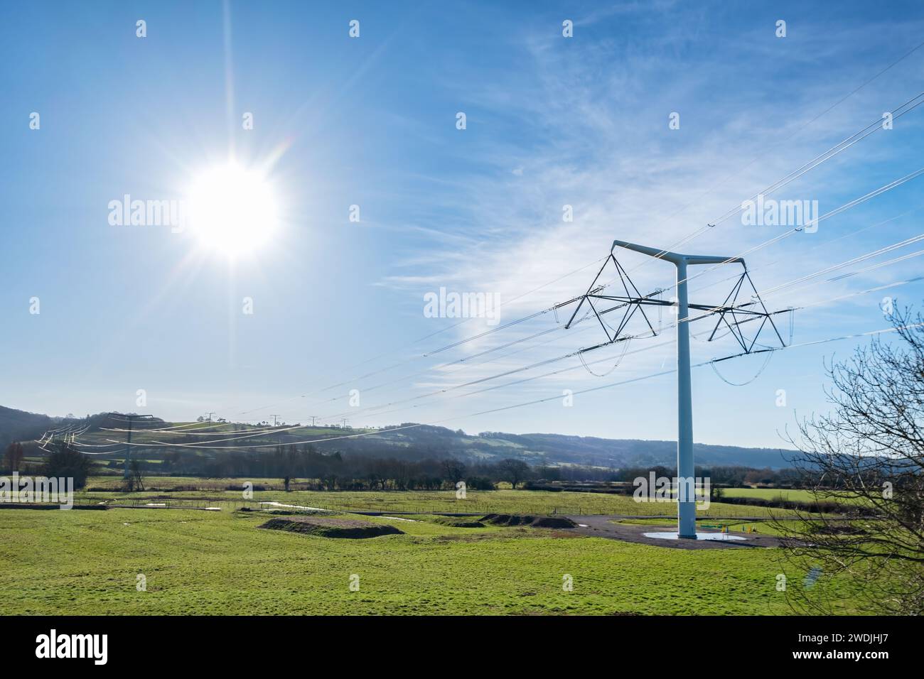 Somerset UK : Nouveau design National Grid T Pylons traversant la campagne du Somerset dans le cadre de la nouvelle connexion à la centrale électrique de Hinkley point C. Banque D'Images