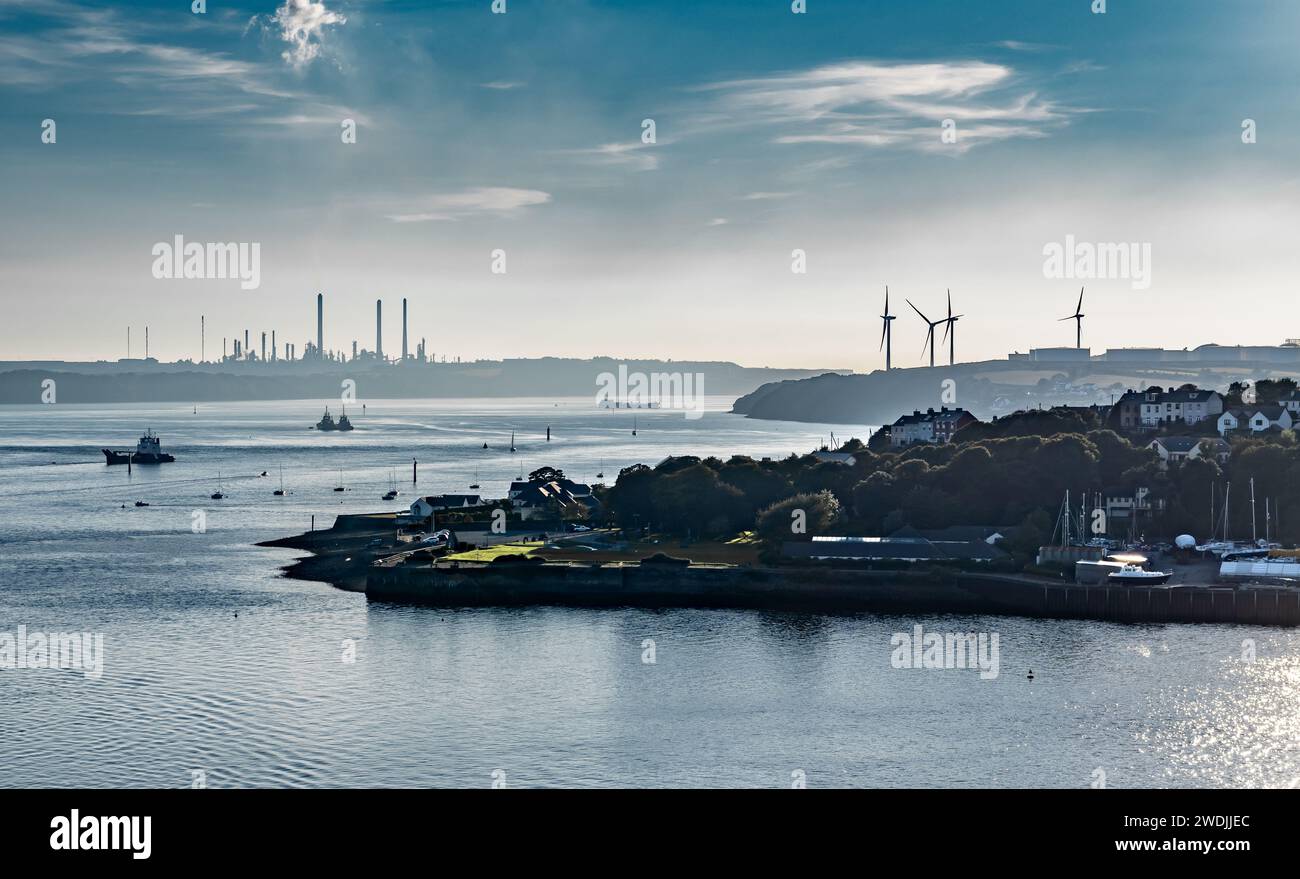 Vue du pont Cleddau à l'estuaire de la rivière avec les docks du Pembrokshire, les éoliennes et les usines au pays de Galles, au Royaume-Uni Banque D'Images