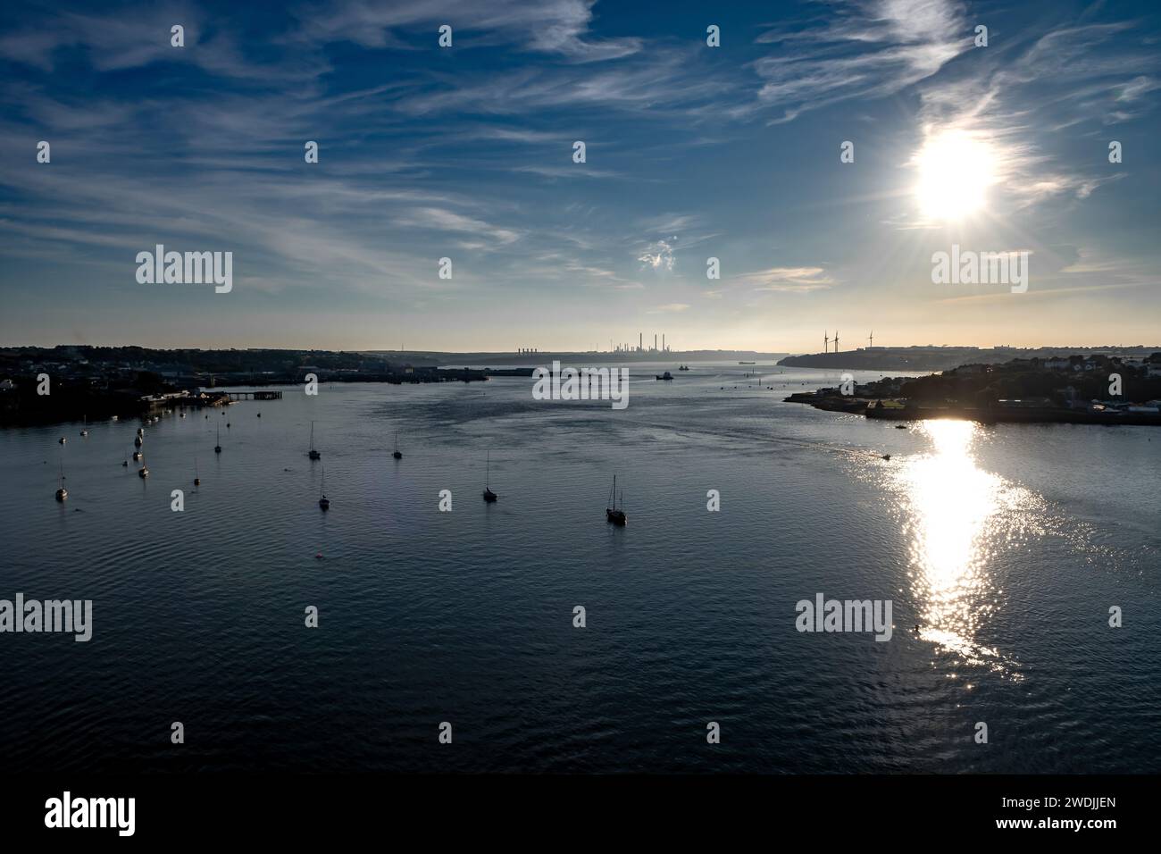 Vue du pont Cleddau à l'estuaire de la rivière avec les docks du Pembrokshire, les éoliennes et les usines au pays de Galles, au Royaume-Uni Banque D'Images