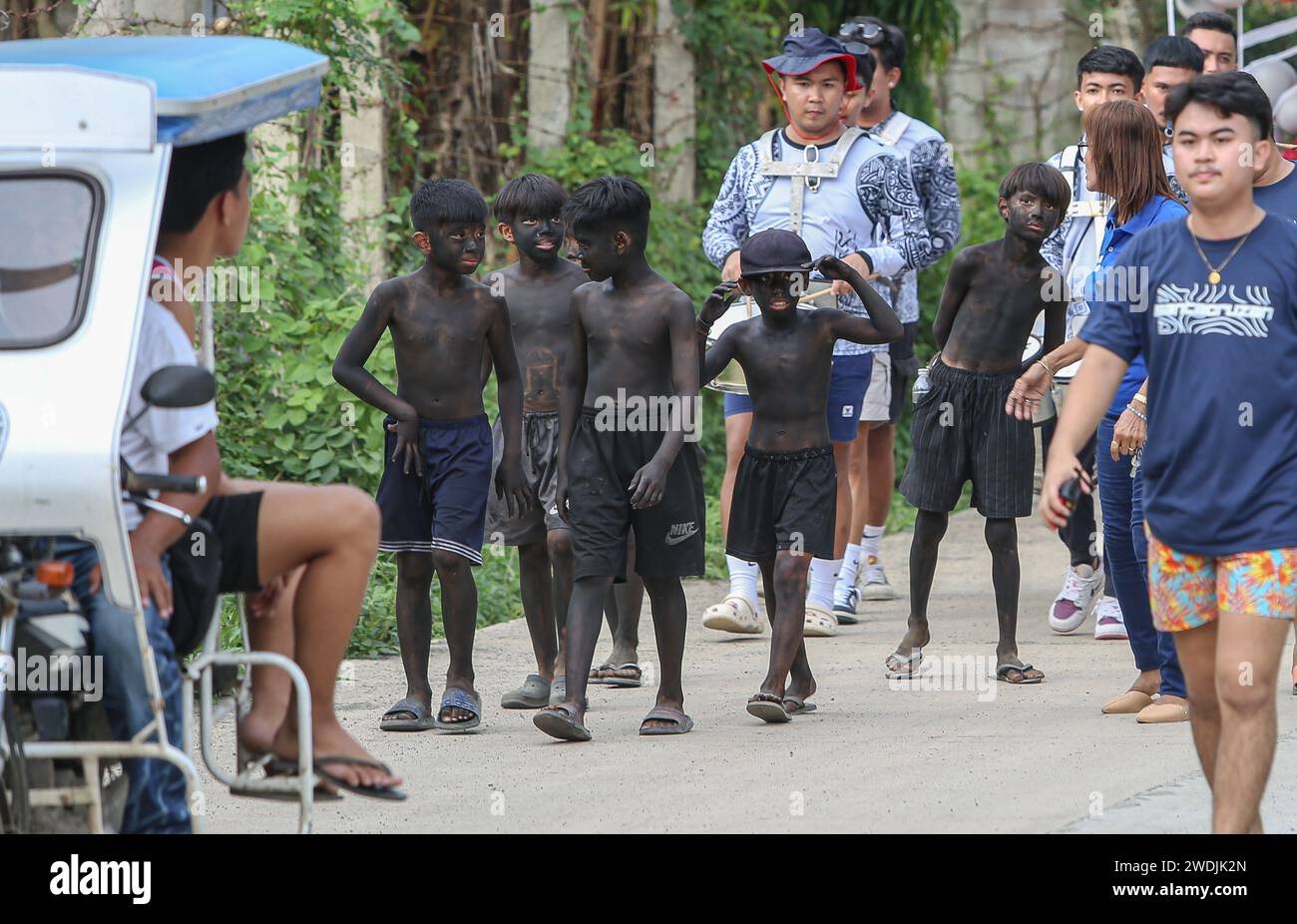 Laguna, Philippines. 21 janv. 2024 : enfants portant le maquillage noir (ATI-Atihan) lors des célébrations de Sto. Niño festin. Les festivités comprennent des processions, des messes, des danses de rue et ATI-Atihan, qui sont régulièrement controversées car comparées à la caricaturale occidentale blackface. Cependant, cette vieille tradition philippine n'a aucune relation et n'est pas offensante. Bien que similaires dans le geste, les artistes du festival ATI-Atihan portent de la suie noire pour prétendre être ATIS, honorant les peuples autochtones à la peau foncée, que les historiens considéraient comme les premiers habitants des Philippines. Crédit : Kevin Izorce/Alamy Live News Banque D'Images