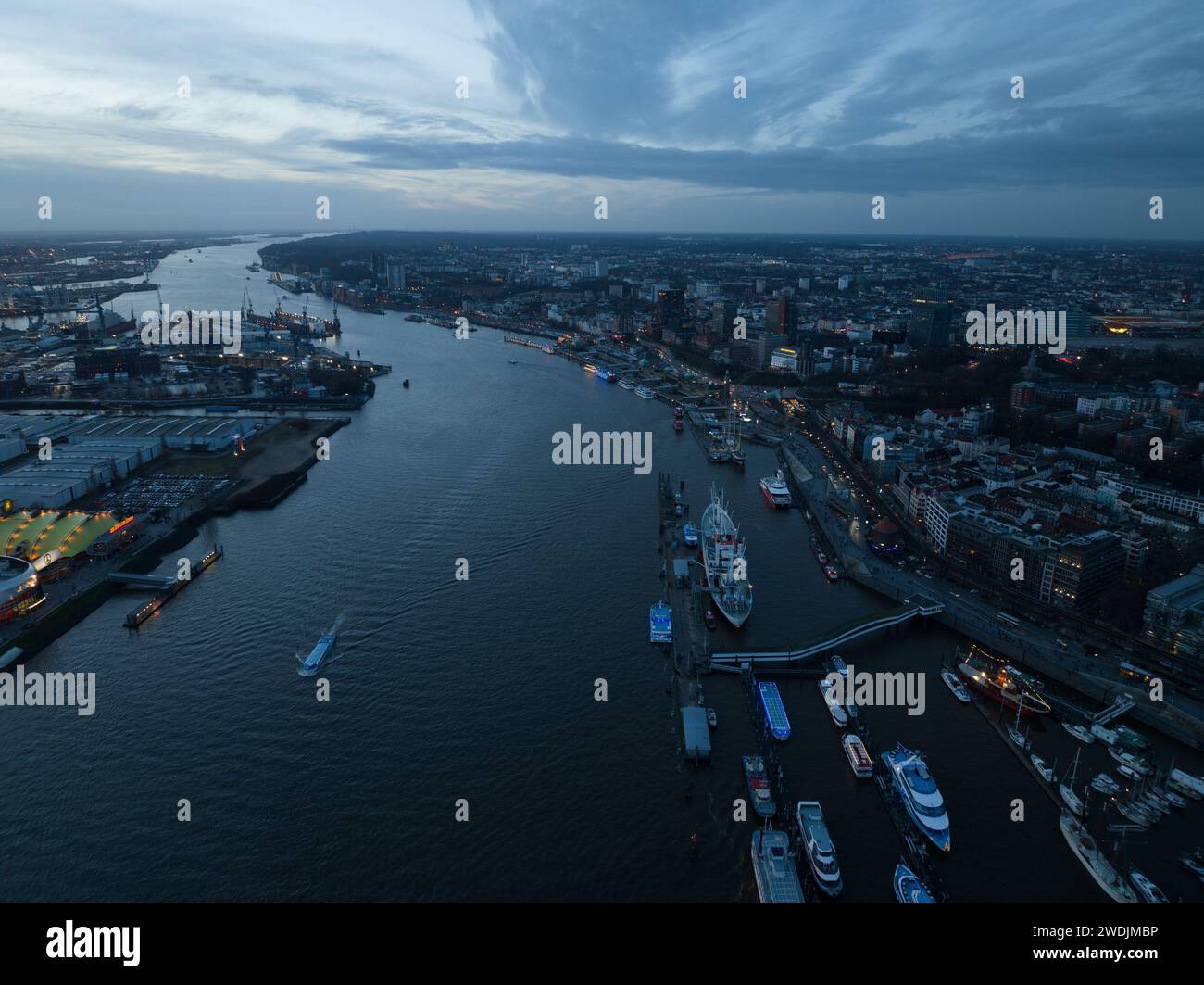 Skyline de Hambourg au crépuscule, l'Elbe et le grand port industriel commercial. Vue sur la ville. Banque D'Images