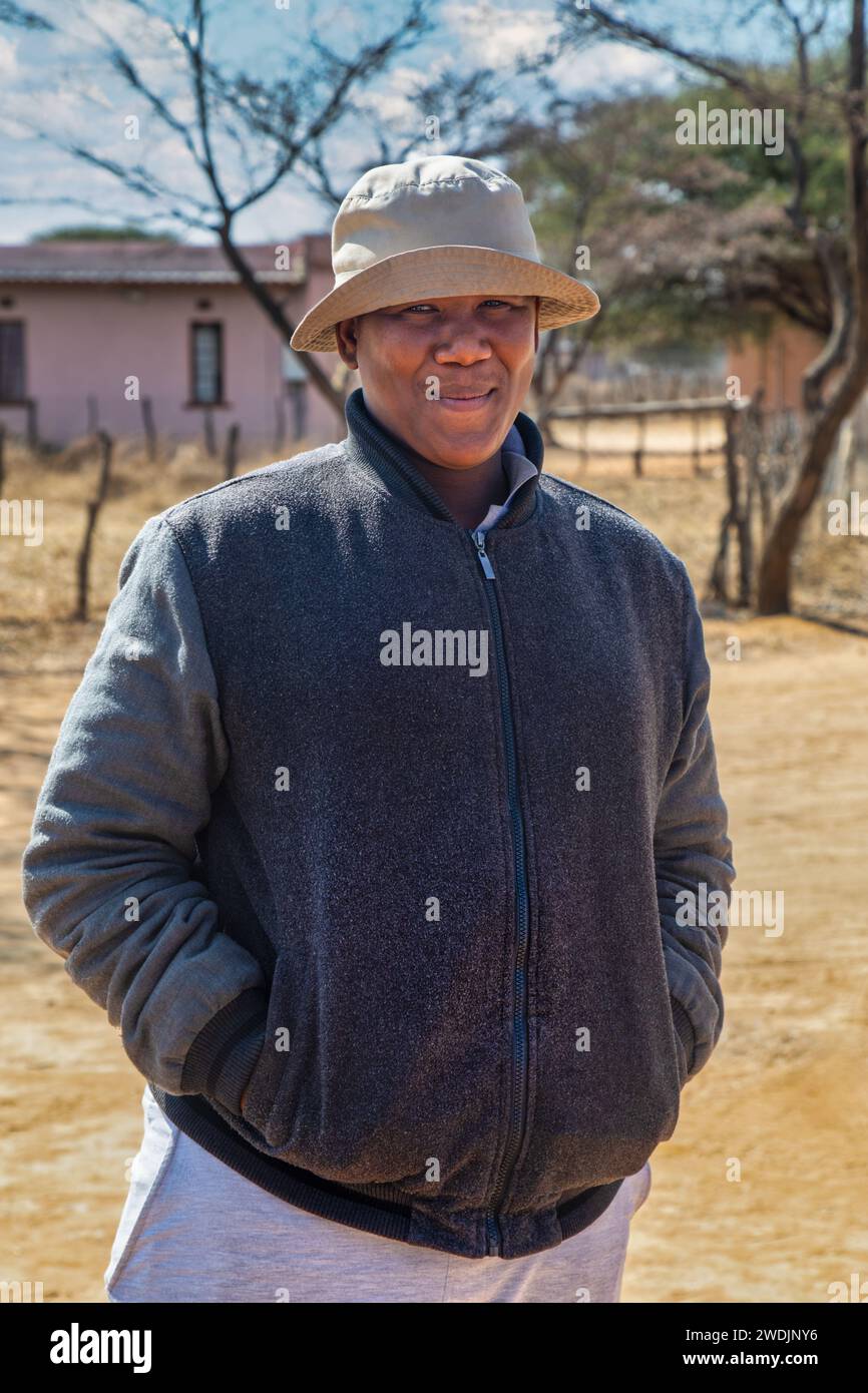 homme africain de village debout dans la cour dans une journée ensoleillée Banque D'Images