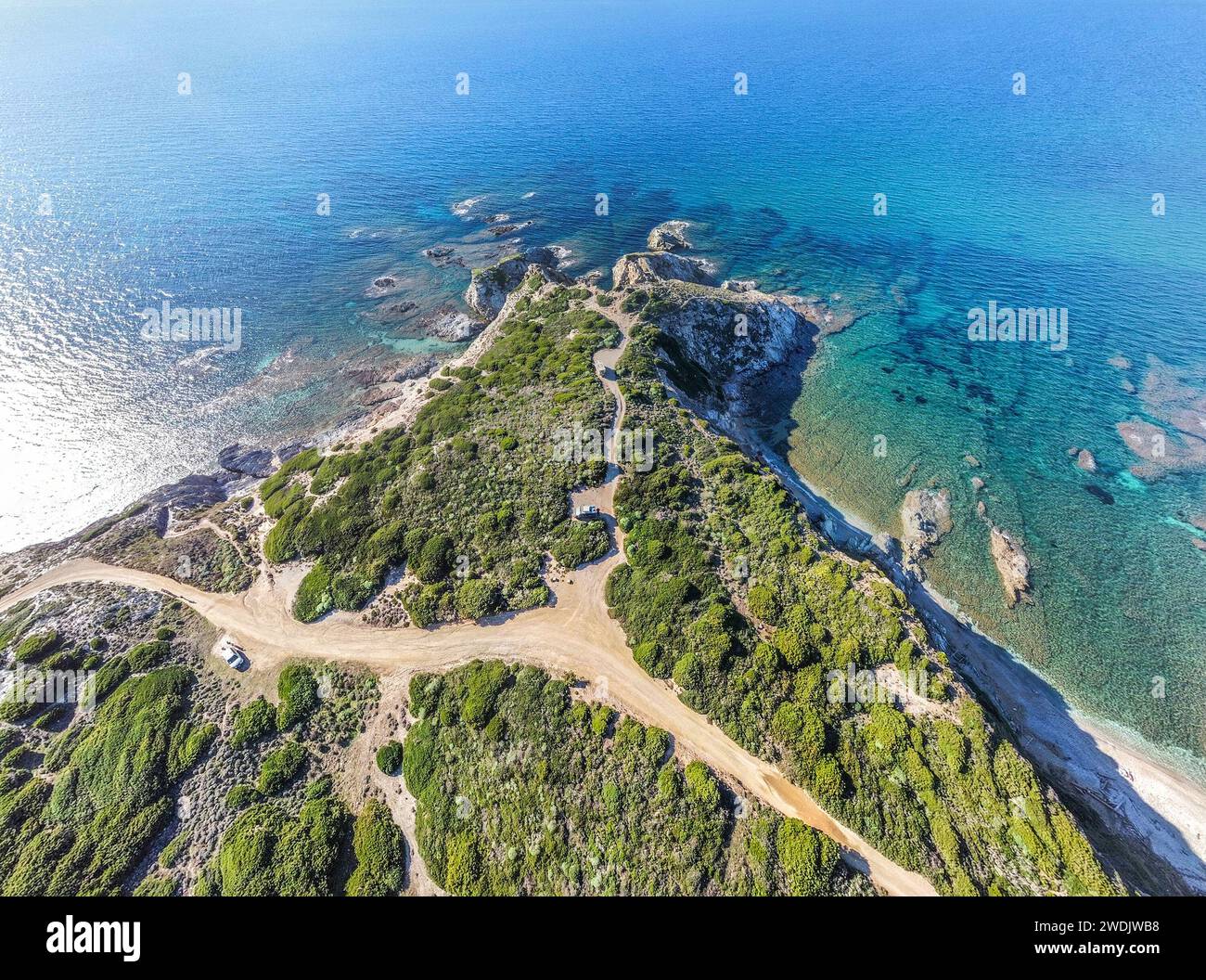 Vue aérienne du chemin de terre de Sentiero della Nurra en Sardaigne, Italie Banque D'Images