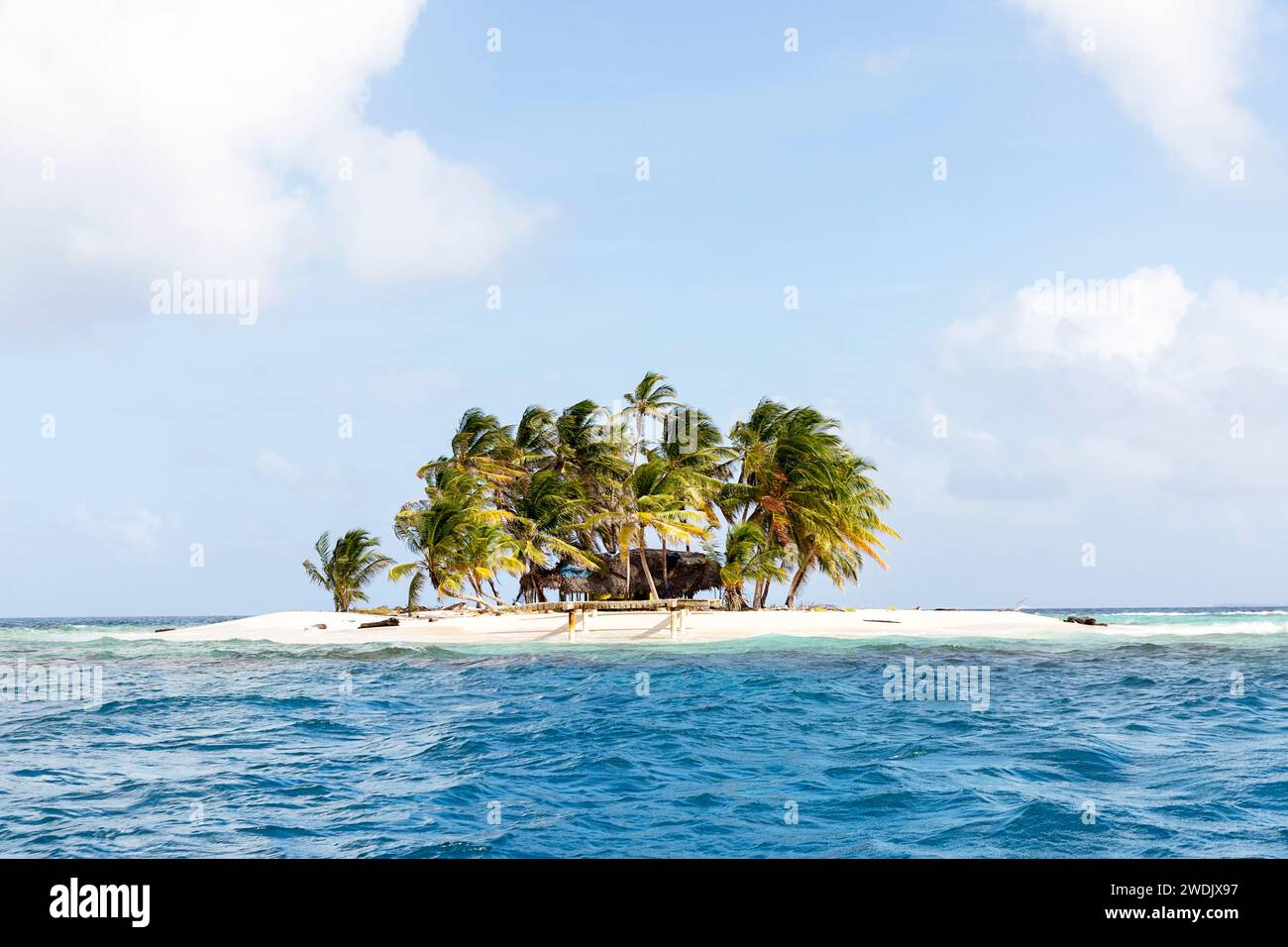 Pittoresque petite île tropicale avec des palmiers, maison traditionnelle de kuna et plage de sable blanc dans l'archipel de San Blas dans la mer des Caraïbes au Panama Banque D'Images