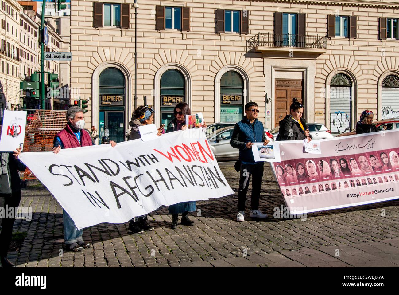 Rome, . 21 janvier 2024. 01/21/2024 Rome, journée mondiale d'action contre l'apartheid entre les sexes, manifestation contre le régime taliban, Piazza Esquilino. La manifestation organisée par l’Association Nawroz vise également à dénoncer la persécution du peuple Hazara. PS : la photo peut être utilisée dans le respect du contexte dans lequel elle a été prise, et sans intention diffamatoire du décorum des personnes représentées. Crédit : Agence photo indépendante/Alamy Live News Banque D'Images