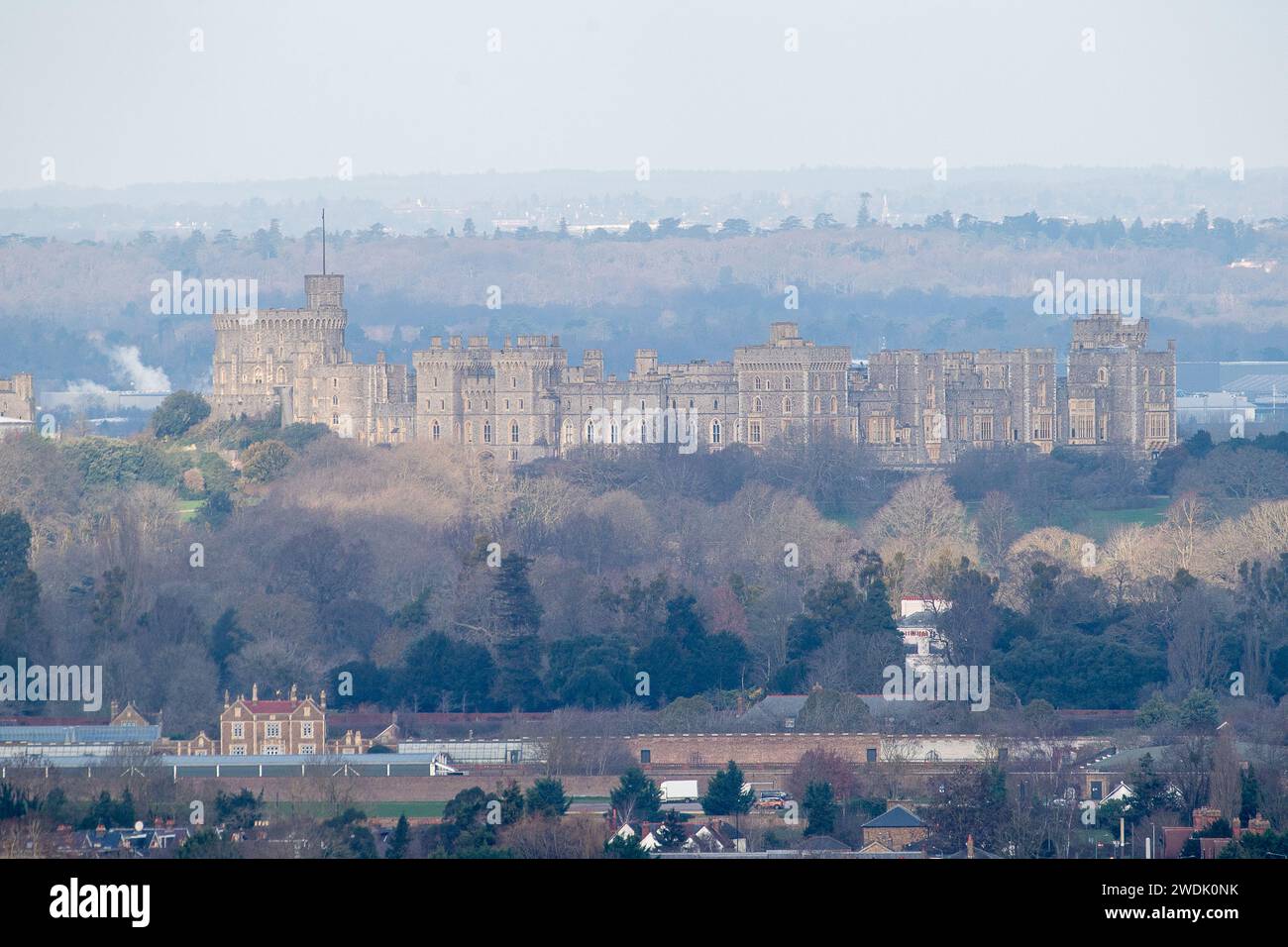 Englefield Green, Royaume-Uni. 21 janvier 2024. Vues du château de Windsor, Berkshire. SAR, Catherine, la Princesse de Galles est actuellement à Londres à l'hôpital en train de récupérer d'une intervention chirurgicale abdominale signalée. La princesse, souvent encore appelée par son nom de jeune fille, Kate Middleton, devrait rentrer chez elle dans le domaine du château de Windsor dans les quinze jours. Ses visites royales ont été annulées jusqu'à Pâques. William, le prince de Galles a également annulé ses nominations royales. Crédit : Maureen McLean/Alamy Banque D'Images