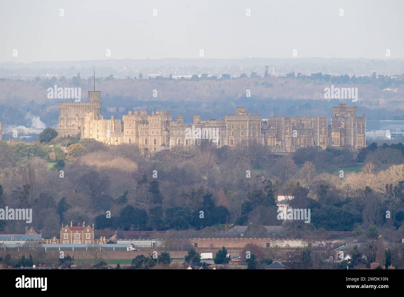 Englefield Green, Royaume-Uni. 21 janvier 2024. Vues du château de Windsor, Berkshire. SAR, Catherine, la Princesse de Galles est actuellement à Londres à l'hôpital en train de récupérer d'une intervention chirurgicale abdominale signalée. La princesse, souvent encore appelée par son nom de jeune fille, Kate Middleton, devrait rentrer chez elle dans le domaine du château de Windsor dans les quinze jours. Ses visites royales ont été annulées jusqu'à Pâques. William, le prince de Galles a également annulé ses nominations royales. Crédit : Maureen McLean/Alamy Banque D'Images