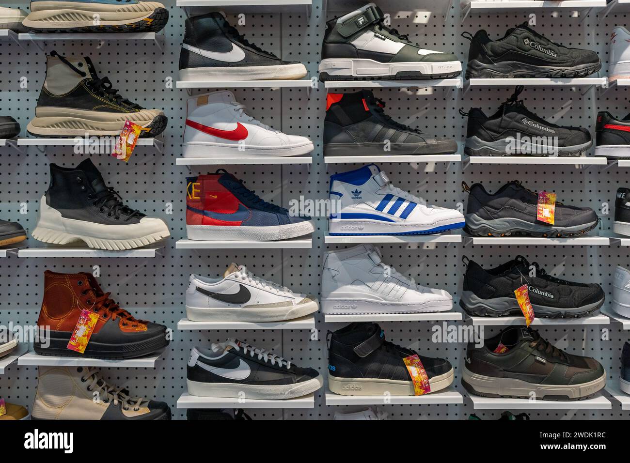 Boutique affichage d'un grand nombre de chaussures de sport sur un mur. Mur de chaussures à l'intérieur du magasin. Nouvelles baskets modernes et élégantes de différentes marques. Minsk, Biélorussie, 2024 Banque D'Images