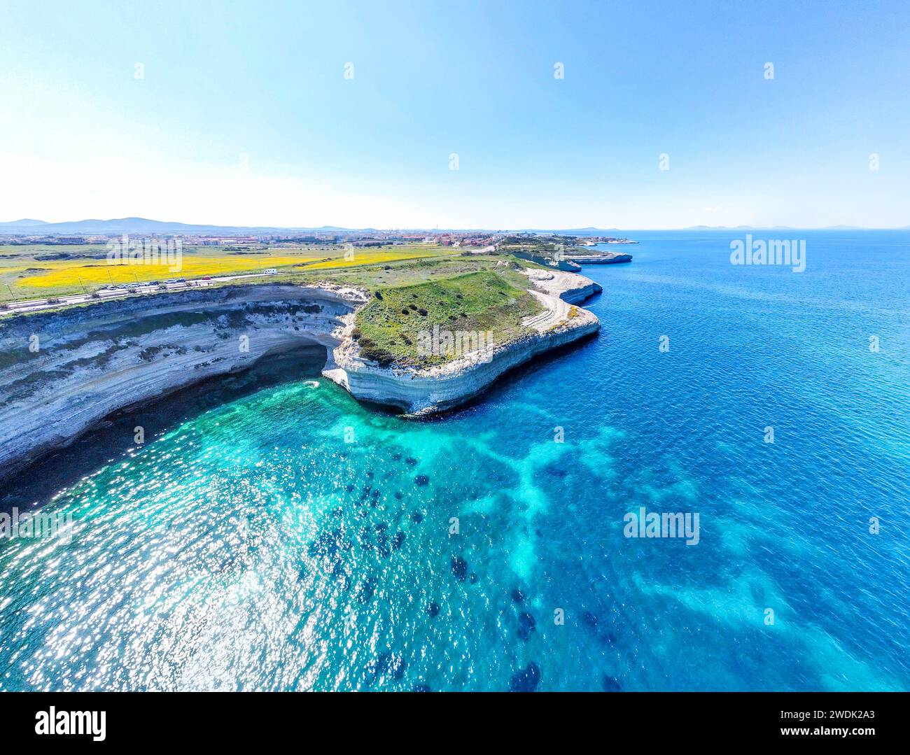 Vue aérienne du rivage rocheux de Porto Torres par une journée ensoleillée. Sardaigne, Italie Banque D'Images