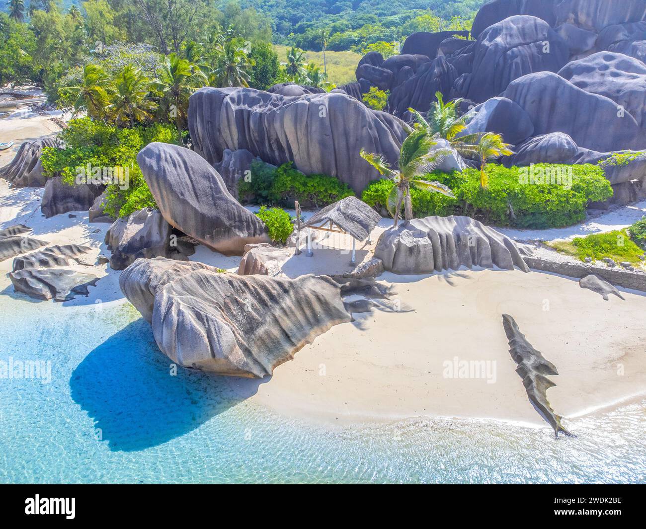 Énormes rochers de granit au bord de la mer à Anse Source d'argent. Île de la Digue, Seychelles Banque D'Images