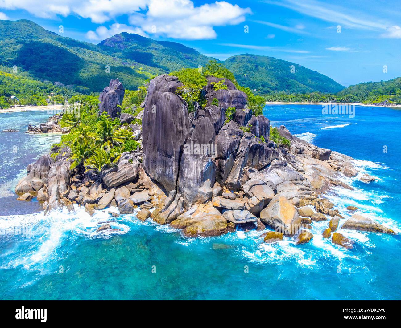 Rochers de granit au bord de la mer dans l'île d'Islette. Île de Mahé, Seychelles Banque D'Images