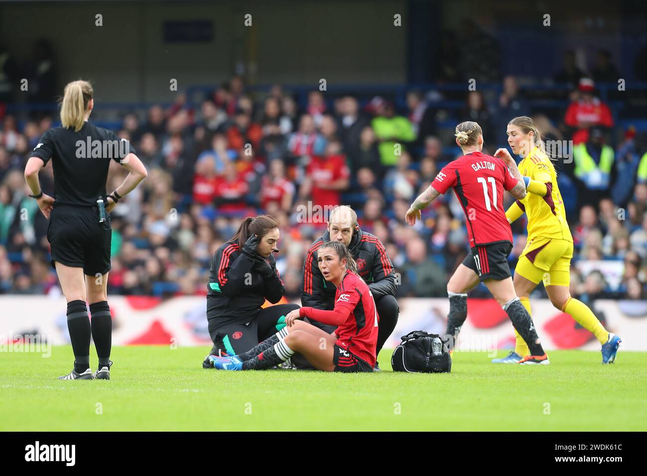 Londres, Royaume-Uni. 21 janvier 2024 ; Stamford Bridge, Londres, Angleterre : Womens Super League football, Chelsea contre Manchester United ; Katie Zelem de Manchester United recevant un traitement des physios. Crédit : action plus Sports Images/Alamy Live News Banque D'Images