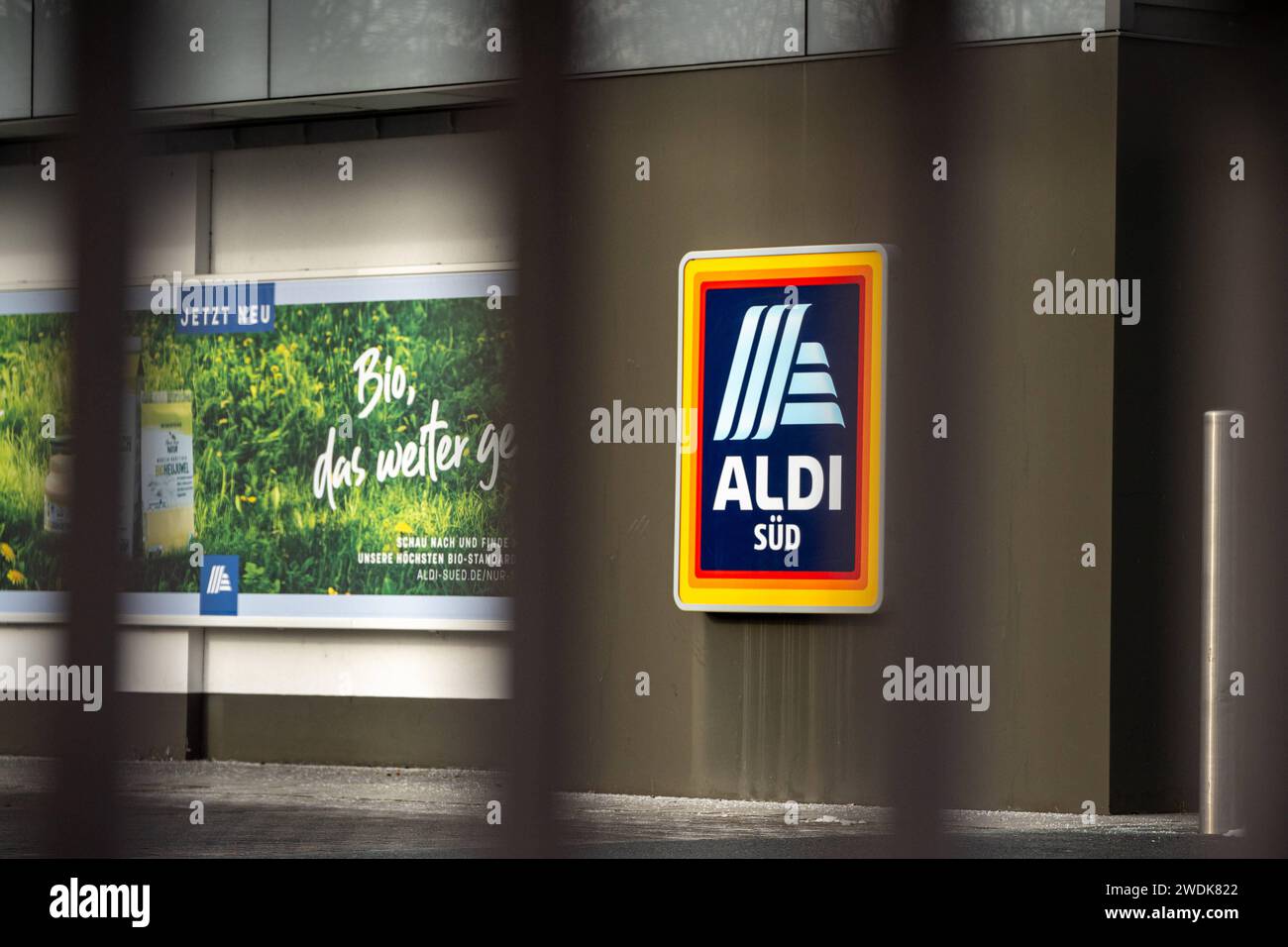 Deutschlands Einzelhandelsgiganten im Fokus der Bauernproteste 21.01.2024, Selters : Symbolfoto, Illustrationsbild, Symbolbild, Illustrationsfoto Deutschlands Einzelhandelsgiganten im Fokus der Bauernproteste Logos und Schriftzüge von Aldi Süd einem der führenden deutschen Discounter . Diese stehen während der landesweiten Bauernproteste aufgrund ihrer Marktmacht und Preispolitik in der Kritik. Selters Hessen Allemagne *** Germanys géants de la vente au détail au centre des manifestations des agriculteurs 21 01 2024, Selters Symbol photo, illustration image, symbole image, illustration photo Germanys géants de la vente au détail dans le Banque D'Images