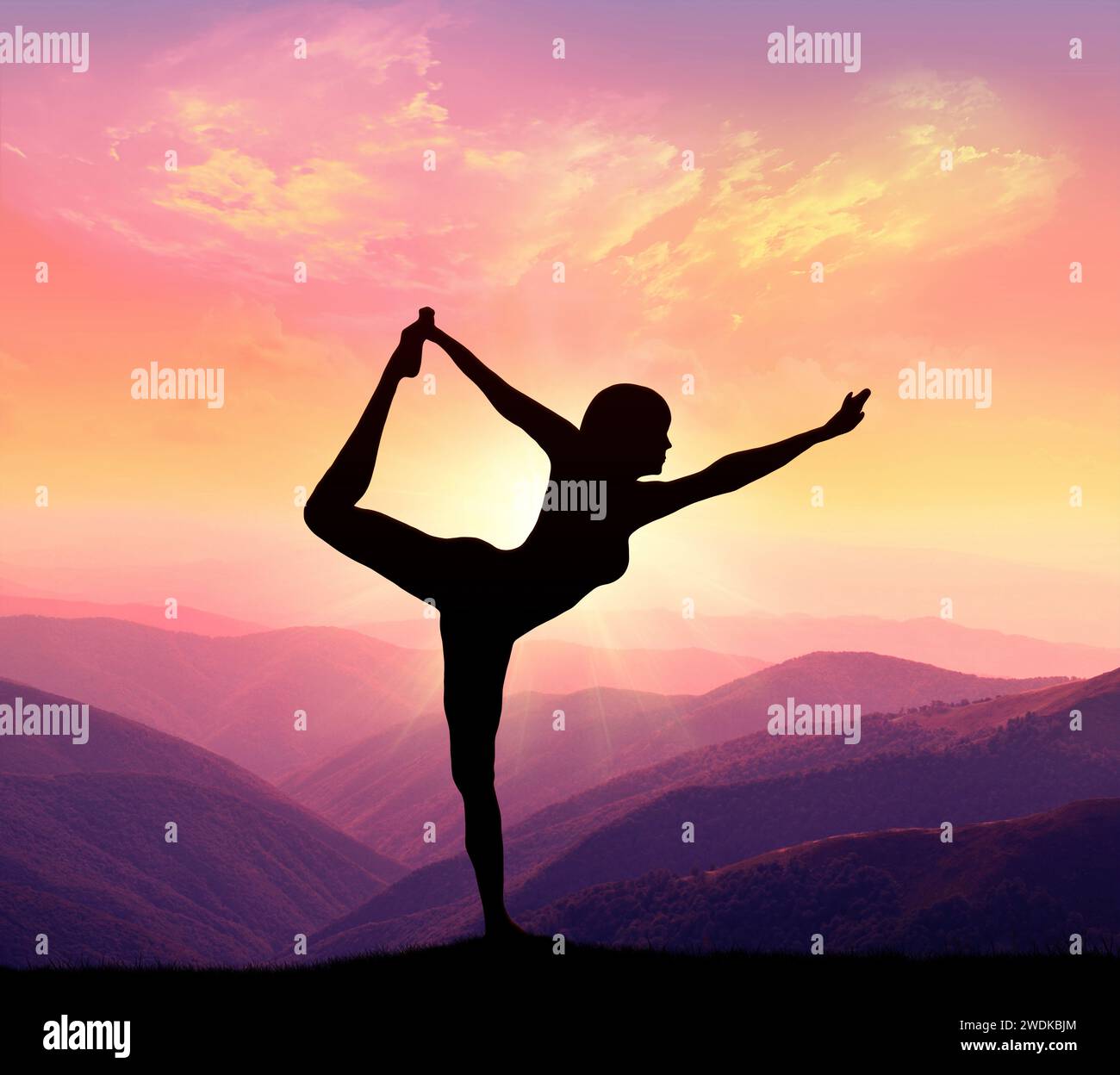 Une femme pratique le yoga sur fond de montagnes et de ciel. Concept de mode de vie sain. Banque D'Images