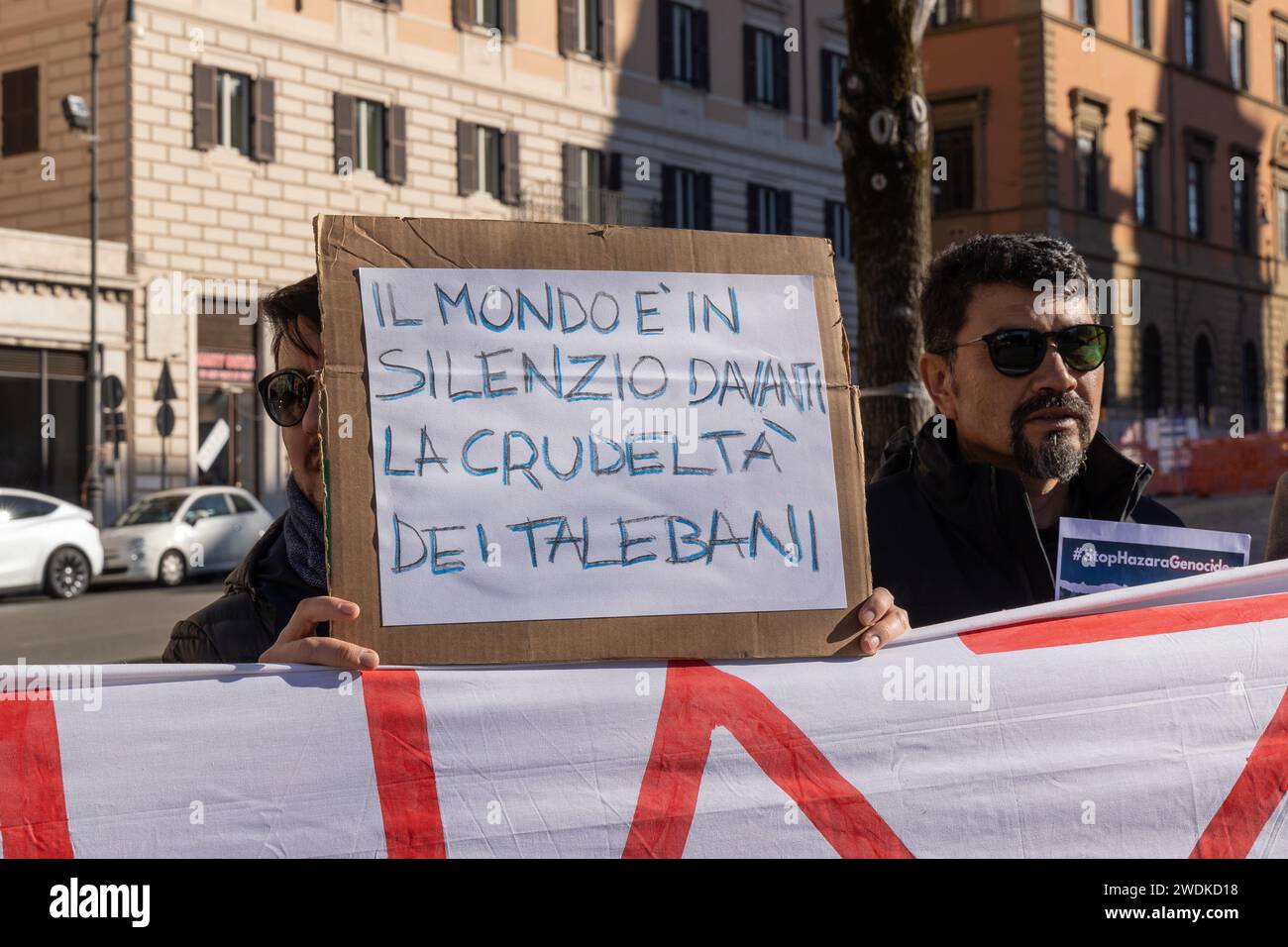 Rome, Italie. 21 janvier 2024. Sit-in sur la Piazza Esquilino à Rome organisé par la communauté afghane et l'Association Nawroz pour protester contre la violation des droits des femmes en Afghanistan (image de crédit : © Matteo Nardone/Pacific Press via ZUMA Press Wire) À USAGE ÉDITORIAL SEULEMENT! Non destiné à UN USAGE commercial ! Banque D'Images