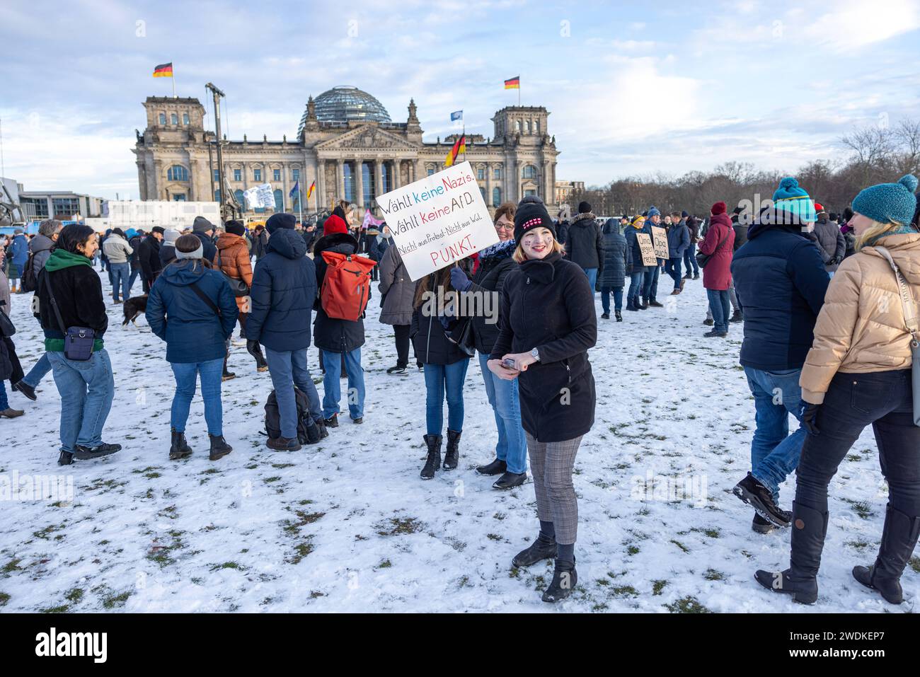 Demo Zusammen gegen Rechts Deutschland, Berlin, Platz der Republik am 21.01.2024 : Viele haben sich vor dem Bundestag versalmelt um gegen die AfD zu protestieren. Auf eine der Plakate steht : Wählt keine nazis. Wählt kein AfD. Nicht aus Protest. Nicht aus Wut. Punkt. *** Démo ensemble contre l'Allemagne de droite, Berlin, Platz der Republik sur 21 01 2024 beaucoup se sont réunis devant le Bundestag pour protester contre l'AfD une des pancartes lit ne votez pas pour les nazis ne votez pas pour AfD pas par protestation pas par période de colère Banque D'Images