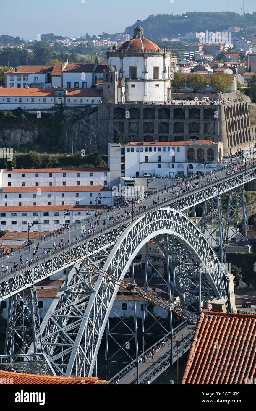 Reliant le passé et le présent, le paysage enchanteur de Porto dévoile une magnifique symphonie d'un château, d'une rivière, d'un pont et des teintes chaudes du coucher de soleil. Banque D'Images