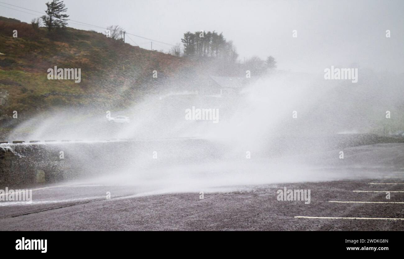 Tragumna, West Cork, Irlande. Dimanche 20 janvier 2024. La tempête Isha a commencé à frapper la côte à Tragumna West Cork cet après-midi. Poussé par des vents de 70knot et une marée haute, le mur de Tragumna prenait toute la force des vagues de la tempête Isha, pénétrant par-dessus le sommet sur la route derrière. Un avertissement de vent orange entrera en vigueur à 5 heures avec un avertissement de vent rouge qui entrera en vigueur plus au nord dans le pays plus tard aujourd'hui. Crédit aphperspective/Alamy Live News Banque D'Images