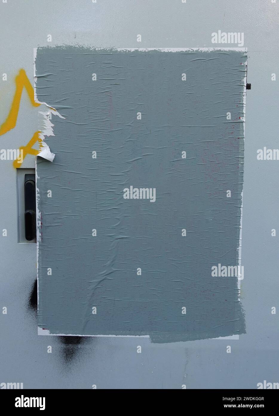 Affiche de rue déchirée avec fond blanc abstrait de peinture grise. Elément de conception avec espace de copie. Banque D'Images