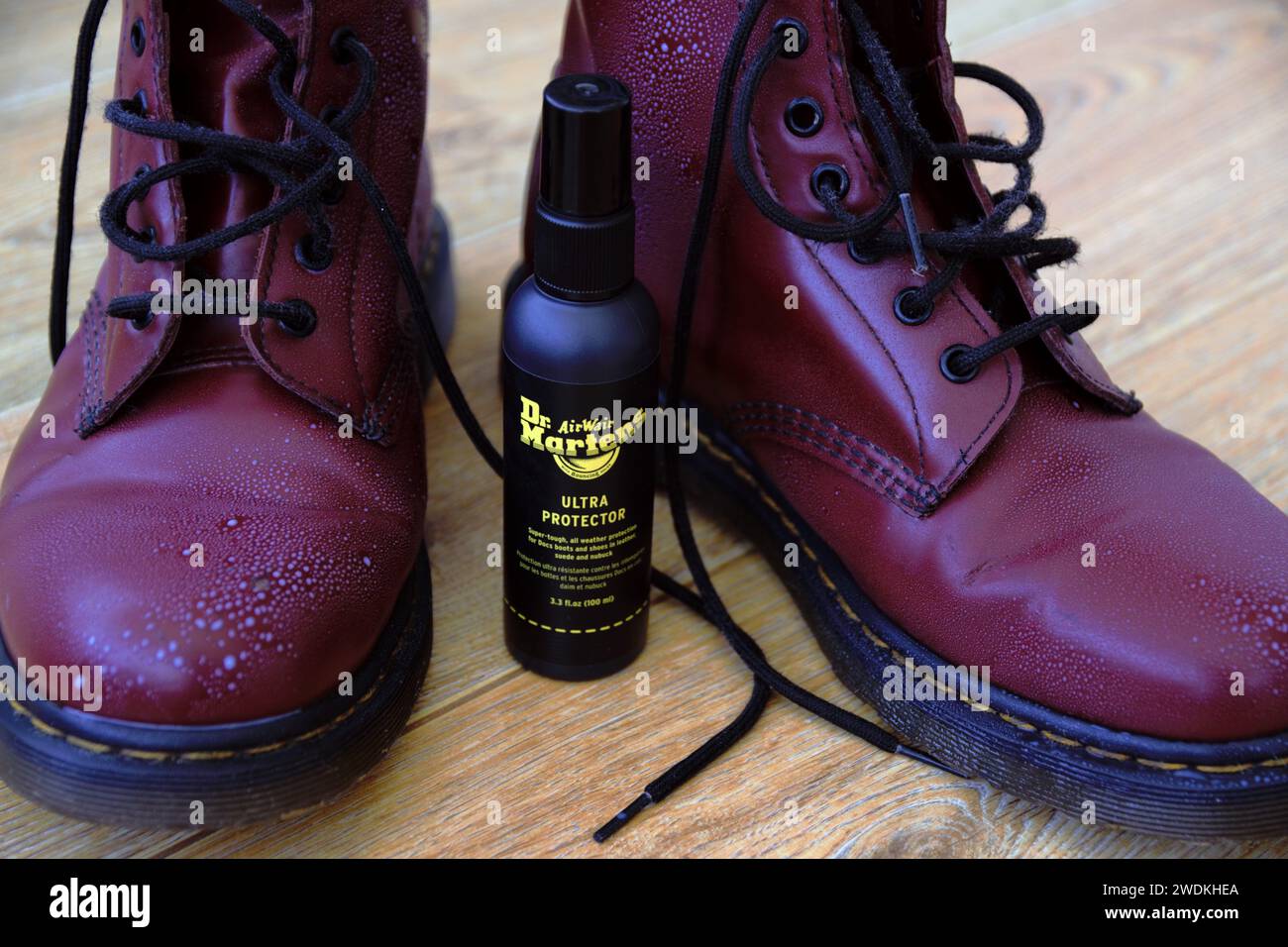 Kit de protection pour chaussures Dr Martens de marque. Cire pour cuir et spray de protection contre les intempéries. Bottes punk classiques Dr Marten. Sale à nettoyer. Cuir Banque D'Images