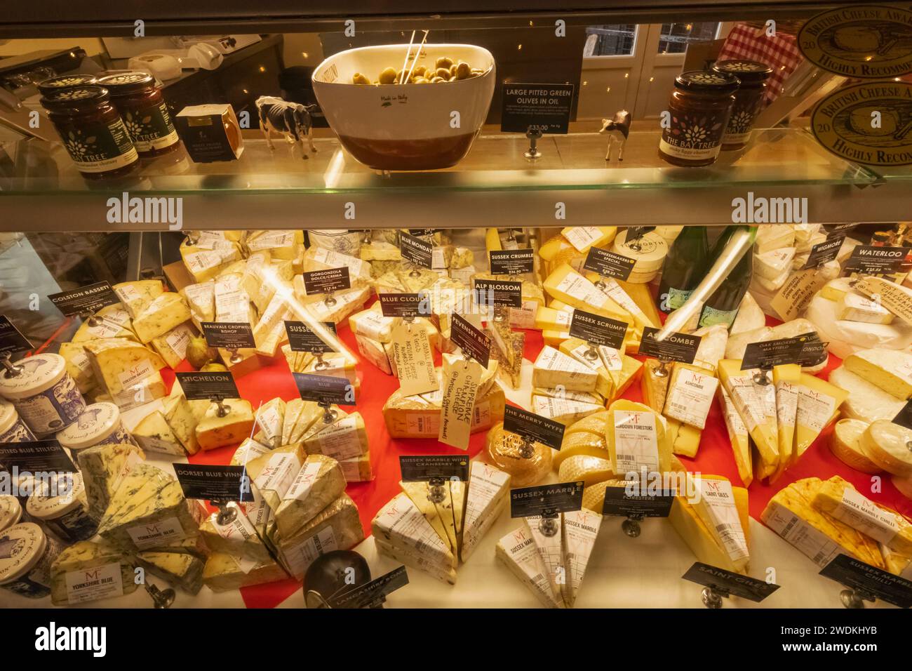 Angleterre, Sussex, East Sussex, Lewes, West Firle Middle Farm Shopping Outlet, exposition de fromages Banque D'Images