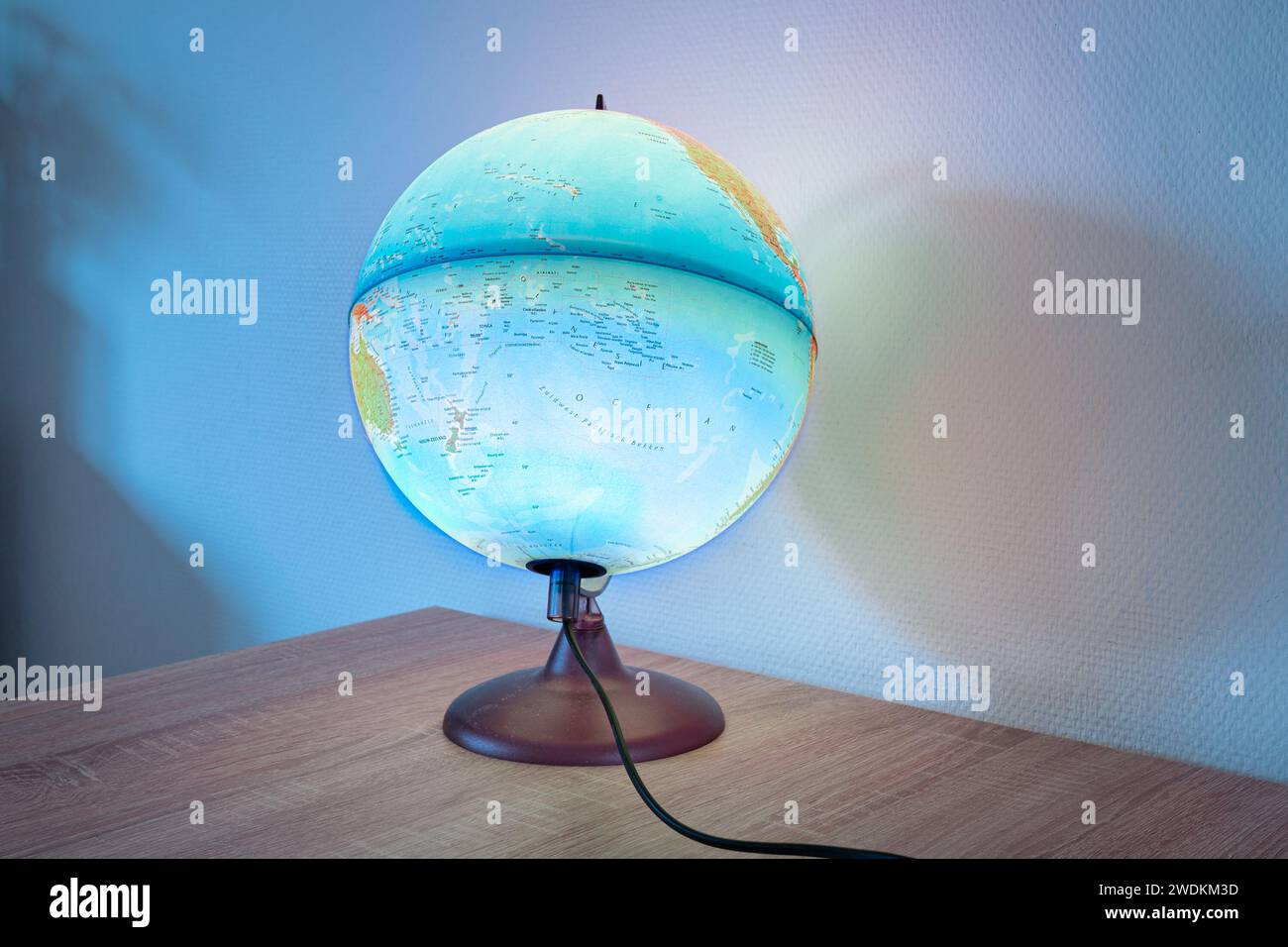 Un globe illuminé montrant l'océan Pacifique. Utilisé dans la classe de géographie pour montrer que la majeure partie de la terre est recouverte d'eau. Banque D'Images