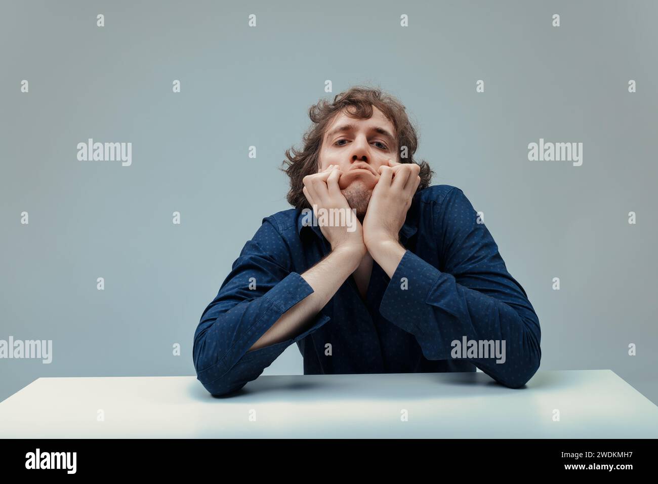 Réfléchie et introspective, son expression traduit la profondeur de son dialogue intérieur, le monde s’estompant autour de lui Banque D'Images