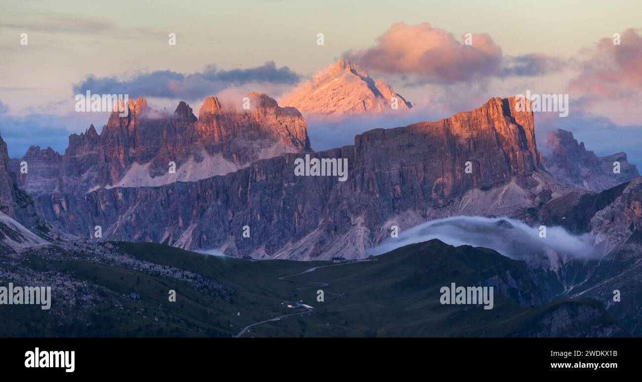 Passo Giau et les monts Cima Ambrizzola, Croda da Lago, Monte Antelao, vue du soir depuis les Alpes Dolomites montagnes, Italie vue du Col di Lana près de Cort Banque D'Images