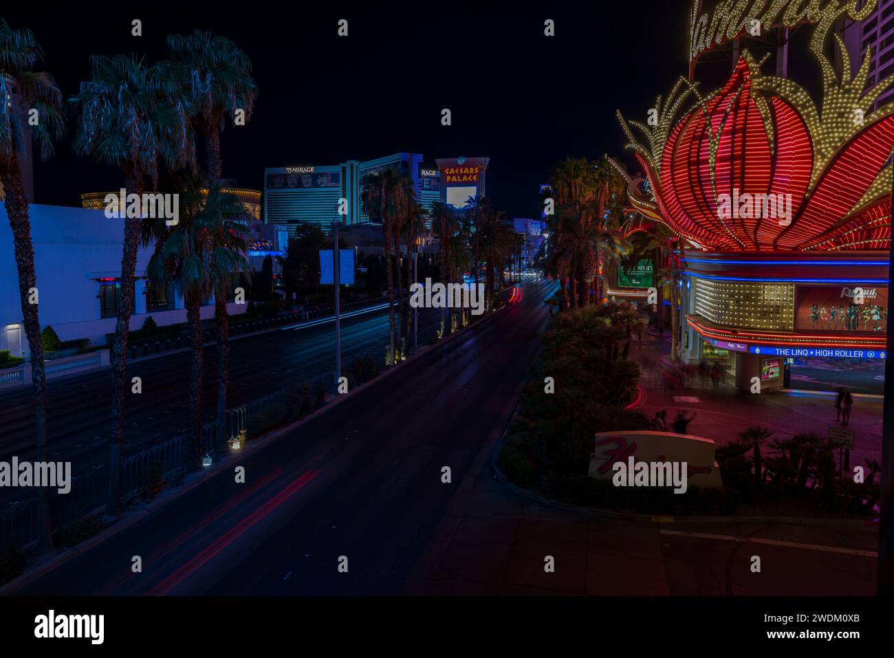 Belle vue nocturne sur le paysage urbain avec de superbes traces de lumière floue depuis les voitures sur le Strip de Las Vegas. Las Vegas. ÉTATS-UNIS. Banque D'Images