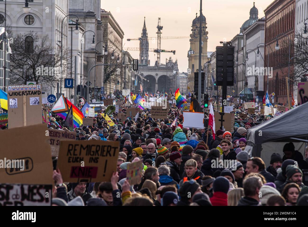 21 janvier 2024 : rejoignant plus de 100 000 000 personnes dans les villes de toute l'Allemagne, près de 300 000 habitants indignés de Munich, en Allemagne, ont protesté contre le parti AfD et son plan de «remigration» développé par Identitaere Bewegung pour la déportation massive d'étrangers et même de citoyens allemands naturalisés. La droite radicale autrichienne Identitaere Bewegung a ressuscité ces dernières années en parallèle avec la montée de l'AfD à la deuxième place dans les sondages, ce qui a conduit beaucoup à voir le soi-disant «pare-feu» entre la démocratie et le fascisme en Allemagne s'effondrer. Le plan de remigration n'a rien de nouveau, comme l'ID Banque D'Images