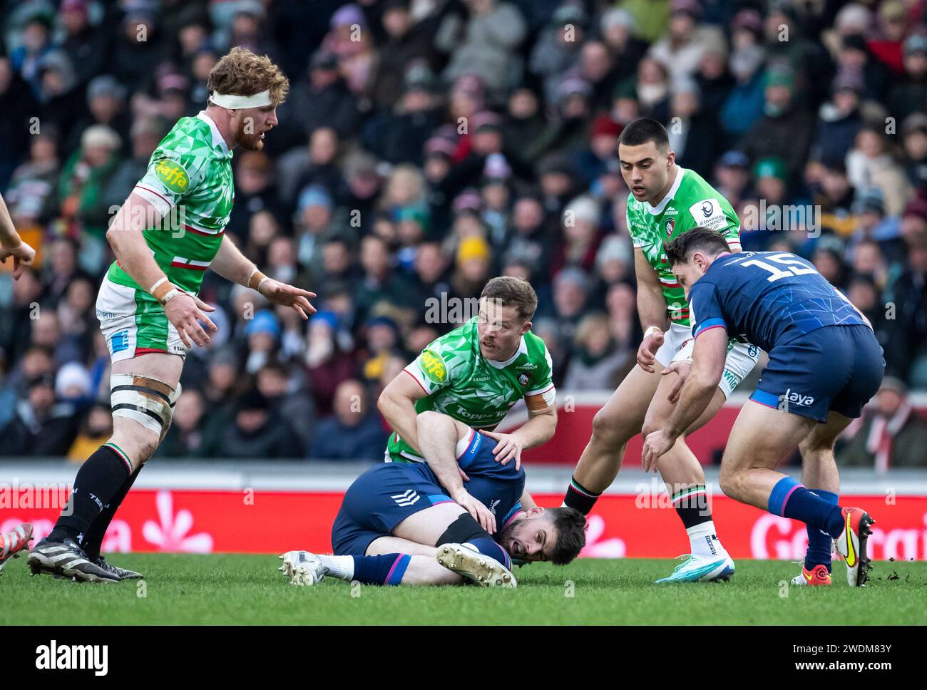 Leicester, Angleterre Royaume-Uni le 20 janvier 2024. Leicester Tom Whiteley et Leinster Harry Byrne en action lors du match Investec Champions Cup Pool 4 Round 4 entre Leicester Tigers et Leinster à Mattioli Woods Welford Road à Leicester, Angleterre Royaume-Uni le 20 janvier 2024. Photo de Gary Mitchell crédit : Gary Mitchell, GMP Media/Alamy Live News Banque D'Images