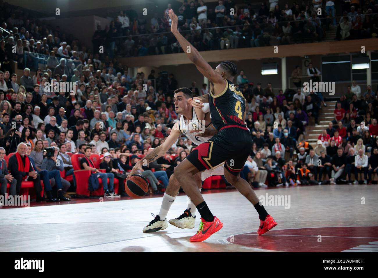 Le joueur #4 Jaron Blossomgame de Monaco et le joueur #6 Alberto Abalde de Madrid sont vus en action lors du match de Turkish Airlines Euroleague entre L'AS Monaco et le Real Madrid dans la salle Gaston-Medecin à Monaco. Score final : AS Monaco 90 - 74 Real Madrid. Banque D'Images