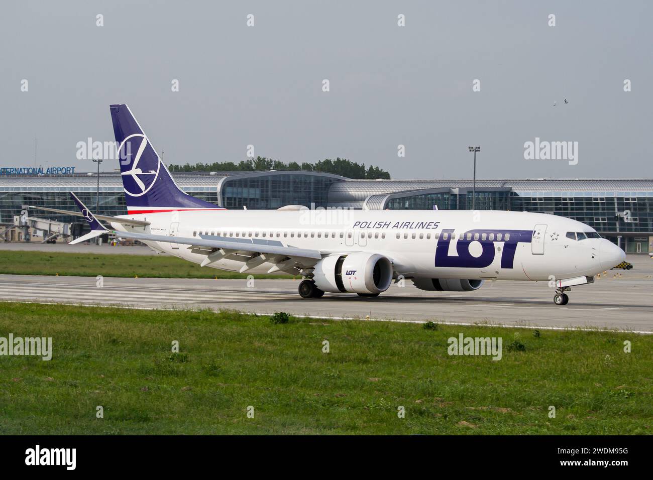 LOT Polish Airlines Boeing 737 MAX 8 ralentit après avoir atterri à Lviv après un vol de Varsovie, Pologne Banque D'Images
