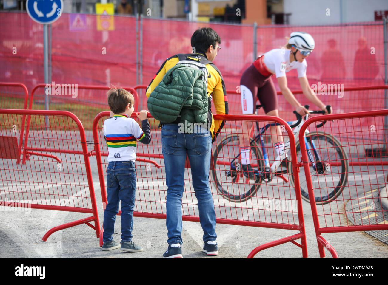 Benidorm, Espagne, le 21 janvier 2024 : deux spectateurs assistent à la course lors de l'épreuve junior féminine de la coupe du monde de Cyclo-cross UCI 2024, le 21 janvier 2024, au Parque Foietes, à Benidorm, Espagne. Crédit : Alberto Brevers / Alamy Live News. Banque D'Images