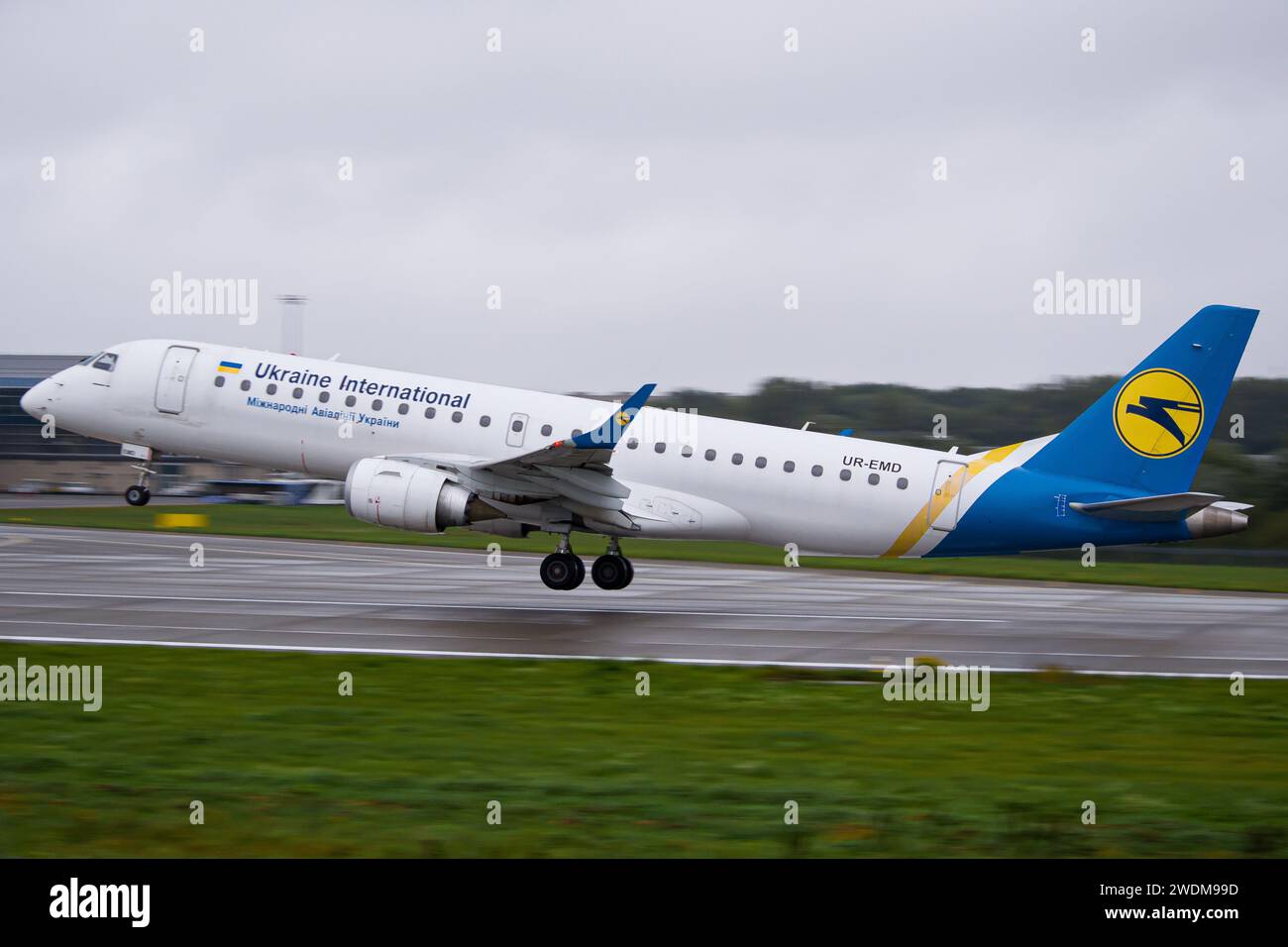 Ukraine International Airlines Embraer ERJ-190LR décollant de Lviv pour un vol à destination de Kiev Banque D'Images